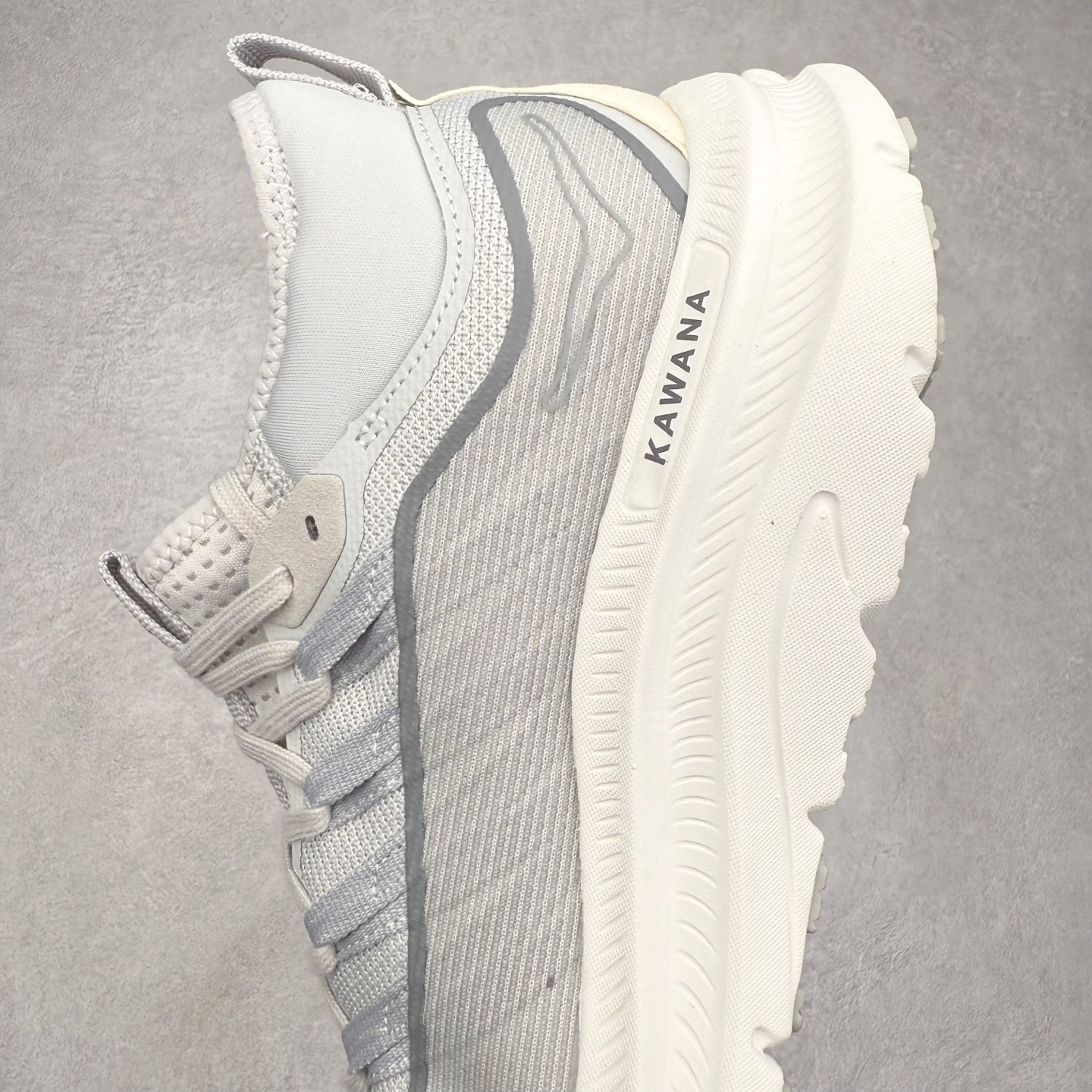 图片[7]-HOKA ONE ONE Kawana Mid 舒适百搭防滑耐磨中帮训练休闲城市通勤跑步鞋 HOKA ONE ONE是来自美国的跑步鞋知名品牌，创立于2009年，始终致力于为所有跑者提供更新、更好的跑步装备。相比常规跑鞋，HOKA ONE ONE特别研发使用性能独特的几何形跑鞋中底，此种鞋底更厚、更高、回弹性也更好，除了卓越的缓冲性能，它还能內各种阶段的跑者带来更具动感、更加稳定的跑步体验。HOKAONE ONE从设计之初就清楚意识到，要保证跑者步幅的均匀一致，双脚自然而然的运动至关重要。尺码：36 36.5 37.5 38 38.5 39 40 40.5 41 42 42.5 43 44 44.5 45-选品中心