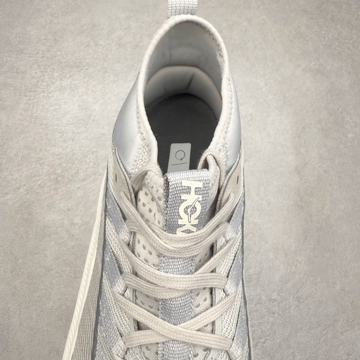 图片[5]-HOKA ONE ONE Kawana Mid 舒适百搭防滑耐磨中帮训练休闲城市通勤跑步鞋 HOKA ONE ONE是来自美国的跑步鞋知名品牌，创立于2009年，始终致力于为所有跑者提供更新、更好的跑步装备。相比常规跑鞋，HOKA ONE ONE特别研发使用性能独特的几何形跑鞋中底，此种鞋底更厚、更高、回弹性也更好，除了卓越的缓冲性能，它还能內各种阶段的跑者带来更具动感、更加稳定的跑步体验。HOKAONE ONE从设计之初就清楚意识到，要保证跑者步幅的均匀一致，双脚自然而然的运动至关重要。尺码：36 36.5 37.5 38 38.5 39 40 40.5 41 42 42.5 43 44 44.5 45-选品中心