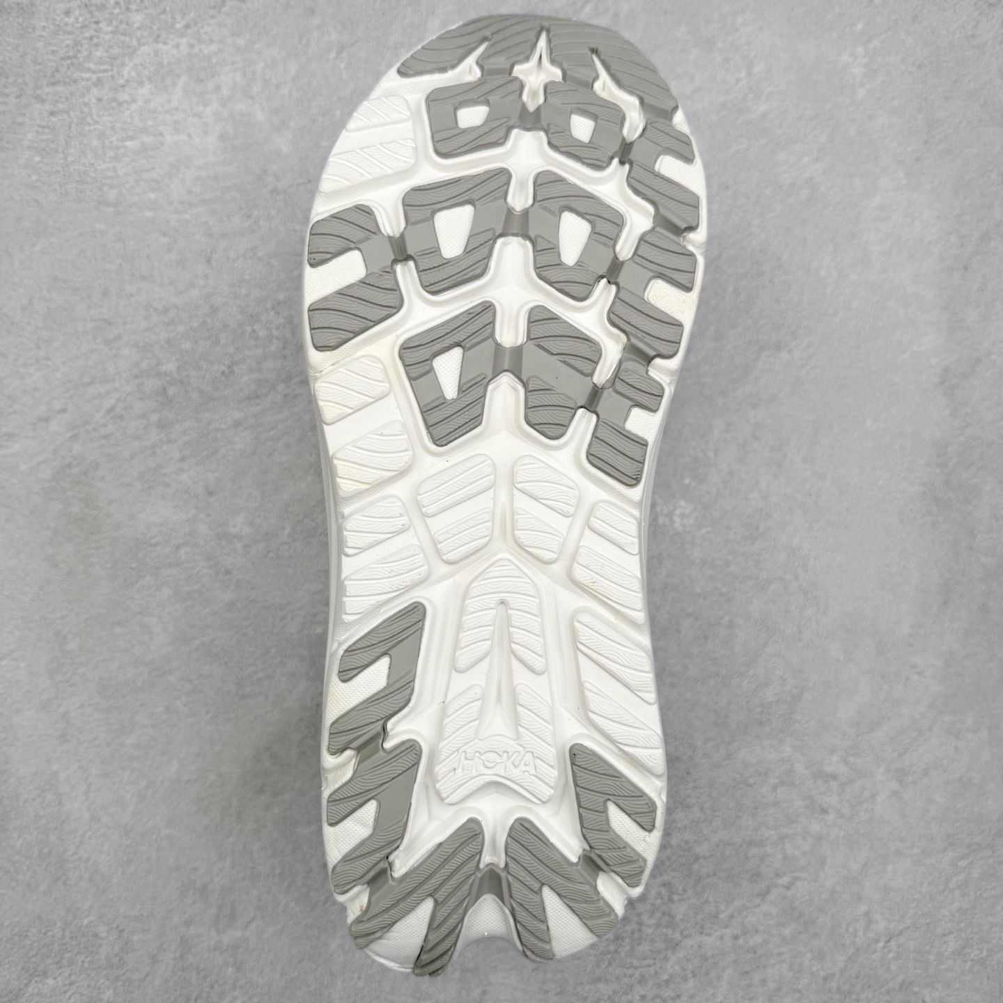 图片[9]-HOKA ONE ONE Kawana Mid 舒适百搭防滑耐磨中帮训练休闲城市通勤跑步鞋 HOKA ONE ONE是来自美国的跑步鞋知名品牌，创立于2009年，始终致力于为所有跑者提供更新、更好的跑步装备。相比常规跑鞋，HOKA ONE ONE特别研发使用性能独特的几何形跑鞋中底，此种鞋底更厚、更高、回弹性也更好，除了卓越的缓冲性能，它还能內各种阶段的跑者带来更具动感、更加稳定的跑步体验。HOKAONE ONE从设计之初就清楚意识到，要保证跑者步幅的均匀一致，双脚自然而然的运动至关重要。尺码：36 36.5 37.5 38 38.5 39 40 40.5 41 42 42.5 43 44 44.5 45-选品中心