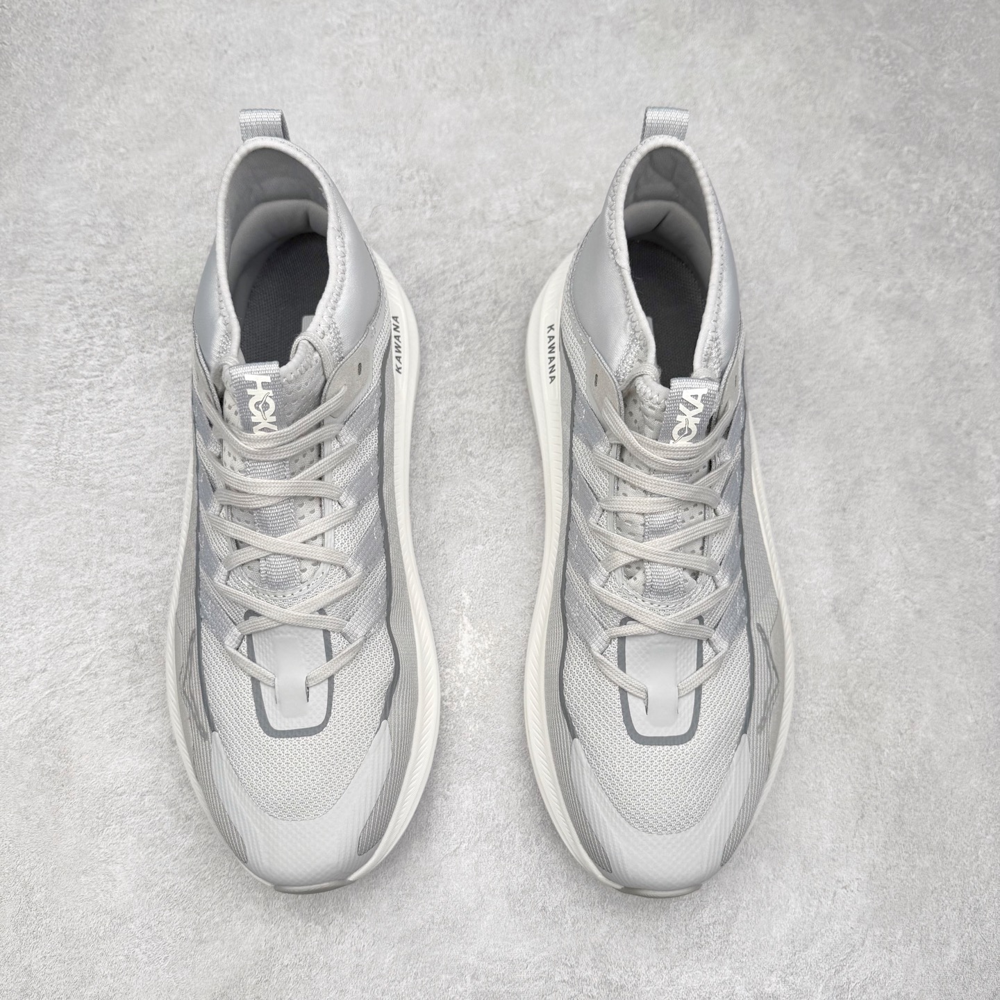 图片[2]-HOKA ONE ONE Kawana Mid 舒适百搭防滑耐磨中帮训练休闲城市通勤跑步鞋 HOKA ONE ONE是来自美国的跑步鞋知名品牌，创立于2009年，始终致力于为所有跑者提供更新、更好的跑步装备。相比常规跑鞋，HOKA ONE ONE特别研发使用性能独特的几何形跑鞋中底，此种鞋底更厚、更高、回弹性也更好，除了卓越的缓冲性能，它还能內各种阶段的跑者带来更具动感、更加稳定的跑步体验。HOKAONE ONE从设计之初就清楚意识到，要保证跑者步幅的均匀一致，双脚自然而然的运动至关重要。尺码：36 36.5 37.5 38 38.5 39 40 40.5 41 42 42.5 43 44 44.5 45-选品中心