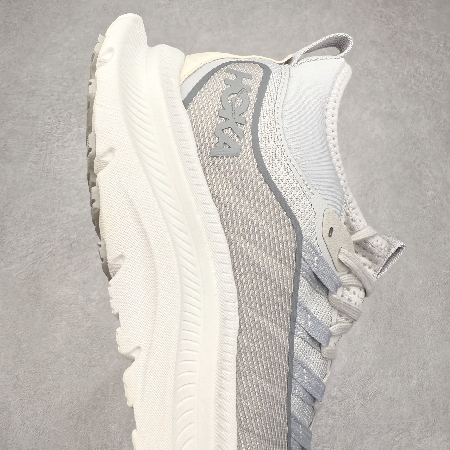 图片[6]-HOKA ONE ONE Kawana Mid 舒适百搭防滑耐磨中帮训练休闲城市通勤跑步鞋 HOKA ONE ONE是来自美国的跑步鞋知名品牌，创立于2009年，始终致力于为所有跑者提供更新、更好的跑步装备。相比常规跑鞋，HOKA ONE ONE特别研发使用性能独特的几何形跑鞋中底，此种鞋底更厚、更高、回弹性也更好，除了卓越的缓冲性能，它还能內各种阶段的跑者带来更具动感、更加稳定的跑步体验。HOKAONE ONE从设计之初就清楚意识到，要保证跑者步幅的均匀一致，双脚自然而然的运动至关重要。尺码：36 36.5 37.5 38 38.5 39 40 40.5 41 42 42.5 43 44 44.5 45-选品中心