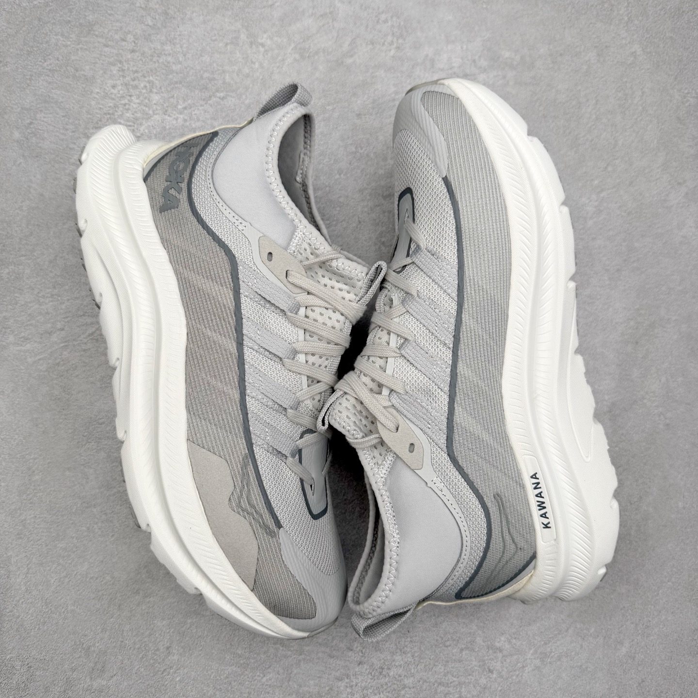 图片[3]-HOKA ONE ONE Kawana Mid 舒适百搭防滑耐磨中帮训练休闲城市通勤跑步鞋 HOKA ONE ONE是来自美国的跑步鞋知名品牌，创立于2009年，始终致力于为所有跑者提供更新、更好的跑步装备。相比常规跑鞋，HOKA ONE ONE特别研发使用性能独特的几何形跑鞋中底，此种鞋底更厚、更高、回弹性也更好，除了卓越的缓冲性能，它还能內各种阶段的跑者带来更具动感、更加稳定的跑步体验。HOKAONE ONE从设计之初就清楚意识到，要保证跑者步幅的均匀一致，双脚自然而然的运动至关重要。尺码：36 36.5 37.5 38 38.5 39 40 40.5 41 42 42.5 43 44 44.5 45-选品中心