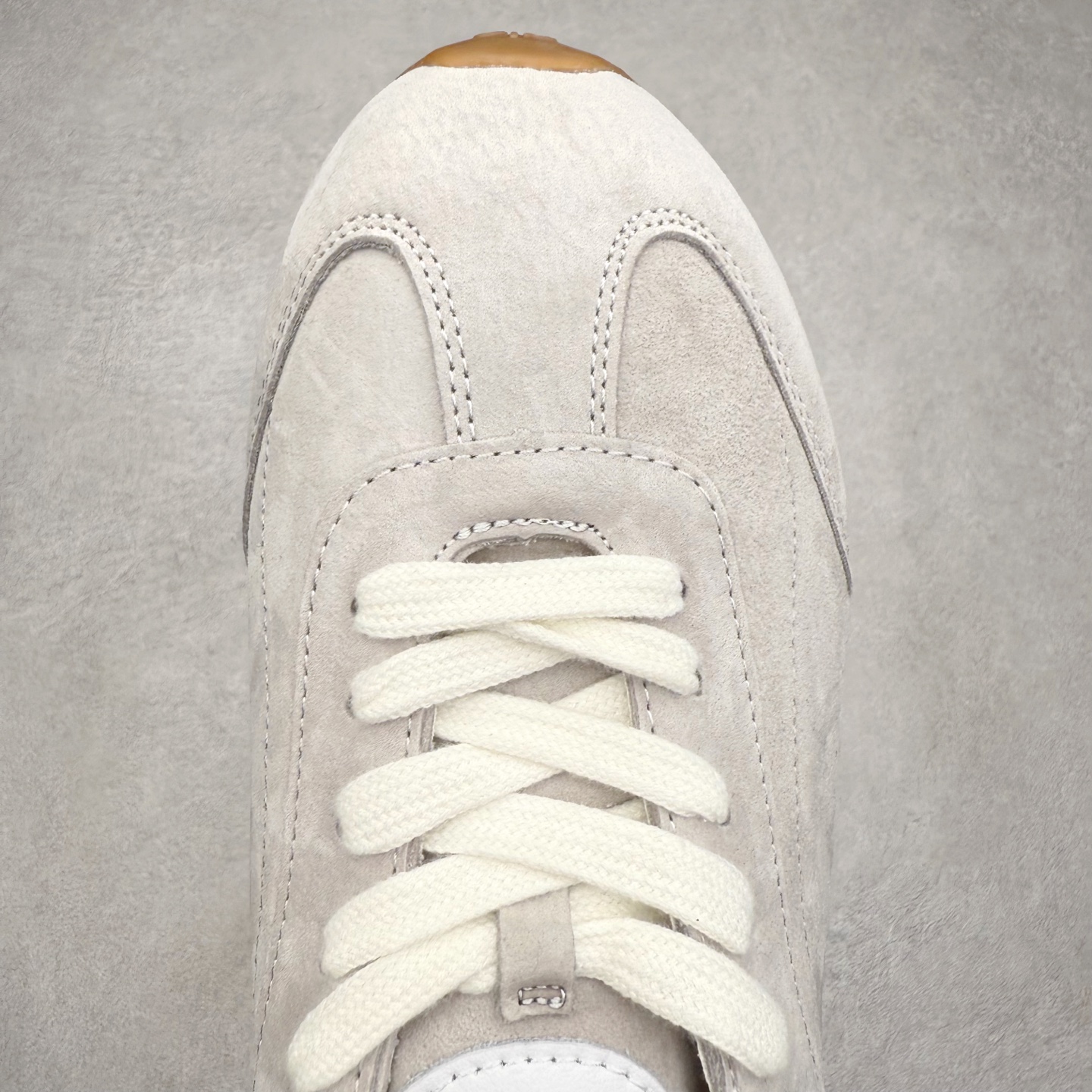 图片[4]-Alo yoga Sunset 舒适生活休闲鞋 男女同款 品牌故事Alo Yoga于2007年创立于洛杉矶，意在传播有意识的运动，同时激发人们的健康识与创造力。品牌的核心理念在于制作能够带来完美体验的瑜伽服饰与功能性单品，让有意识的运动融入并改变生活。Alo Yoga将其设计延伸到日常服饰概念，坚持不懈地捕捉当代时尚潮流，将品牌的运动美学理念、精致前卫的设计与舒适功能面料完美结合。与此同时，Alo Yoga的设计受到了时尚界人士与名人们的追捧，Talor Swift、Kendall Jenner等街拍照片中都曾出现品牌不同单品的身影。实拍调校N版已经零色差零失真 百分百还原实物色彩所见即所得 不存在货不对板色差等低级问题 选购参考实物拍摄 不混卖不参货 只用心做好货严格选品 承诺混一赔十 尺码：36 36.5 37.5 38 38.5 39 40 40.5 41 42 42.5 43 44 44.5 45-选品中心