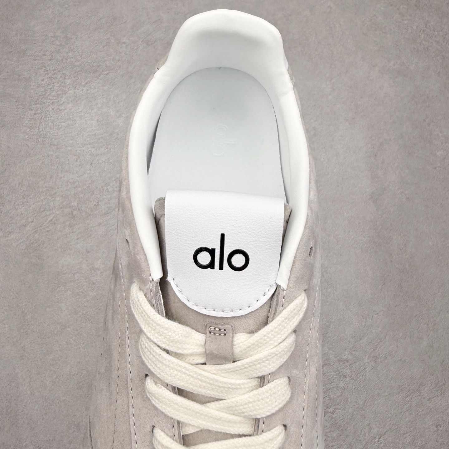 图片[5]-Alo yoga Sunset 舒适生活休闲鞋 男女同款 品牌故事Alo Yoga于2007年创立于洛杉矶，意在传播有意识的运动，同时激发人们的健康识与创造力。品牌的核心理念在于制作能够带来完美体验的瑜伽服饰与功能性单品，让有意识的运动融入并改变生活。Alo Yoga将其设计延伸到日常服饰概念，坚持不懈地捕捉当代时尚潮流，将品牌的运动美学理念、精致前卫的设计与舒适功能面料完美结合。与此同时，Alo Yoga的设计受到了时尚界人士与名人们的追捧，Talor Swift、Kendall Jenner等街拍照片中都曾出现品牌不同单品的身影。实拍调校N版已经零色差零失真 百分百还原实物色彩所见即所得 不存在货不对板色差等低级问题 选购参考实物拍摄 不混卖不参货 只用心做好货严格选品 承诺混一赔十 尺码：36 36.5 37.5 38 38.5 39 40 40.5 41 42 42.5 43 44 44.5 45-选品中心