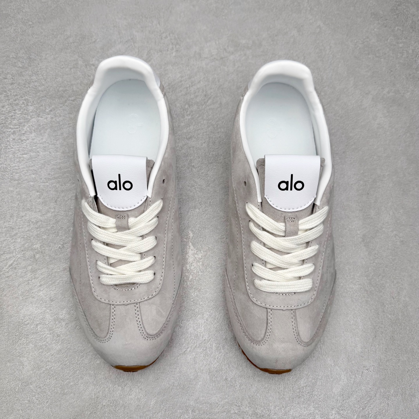 图片[2]-Alo yoga Sunset 舒适生活休闲鞋 男女同款 品牌故事Alo Yoga于2007年创立于洛杉矶，意在传播有意识的运动，同时激发人们的健康识与创造力。品牌的核心理念在于制作能够带来完美体验的瑜伽服饰与功能性单品，让有意识的运动融入并改变生活。Alo Yoga将其设计延伸到日常服饰概念，坚持不懈地捕捉当代时尚潮流，将品牌的运动美学理念、精致前卫的设计与舒适功能面料完美结合。与此同时，Alo Yoga的设计受到了时尚界人士与名人们的追捧，Talor Swift、Kendall Jenner等街拍照片中都曾出现品牌不同单品的身影。实拍调校N版已经零色差零失真 百分百还原实物色彩所见即所得 不存在货不对板色差等低级问题 选购参考实物拍摄 不混卖不参货 只用心做好货严格选品 承诺混一赔十 尺码：36 36.5 37.5 38 38.5 39 40 40.5 41 42 42.5 43 44 44.5 45-选品中心