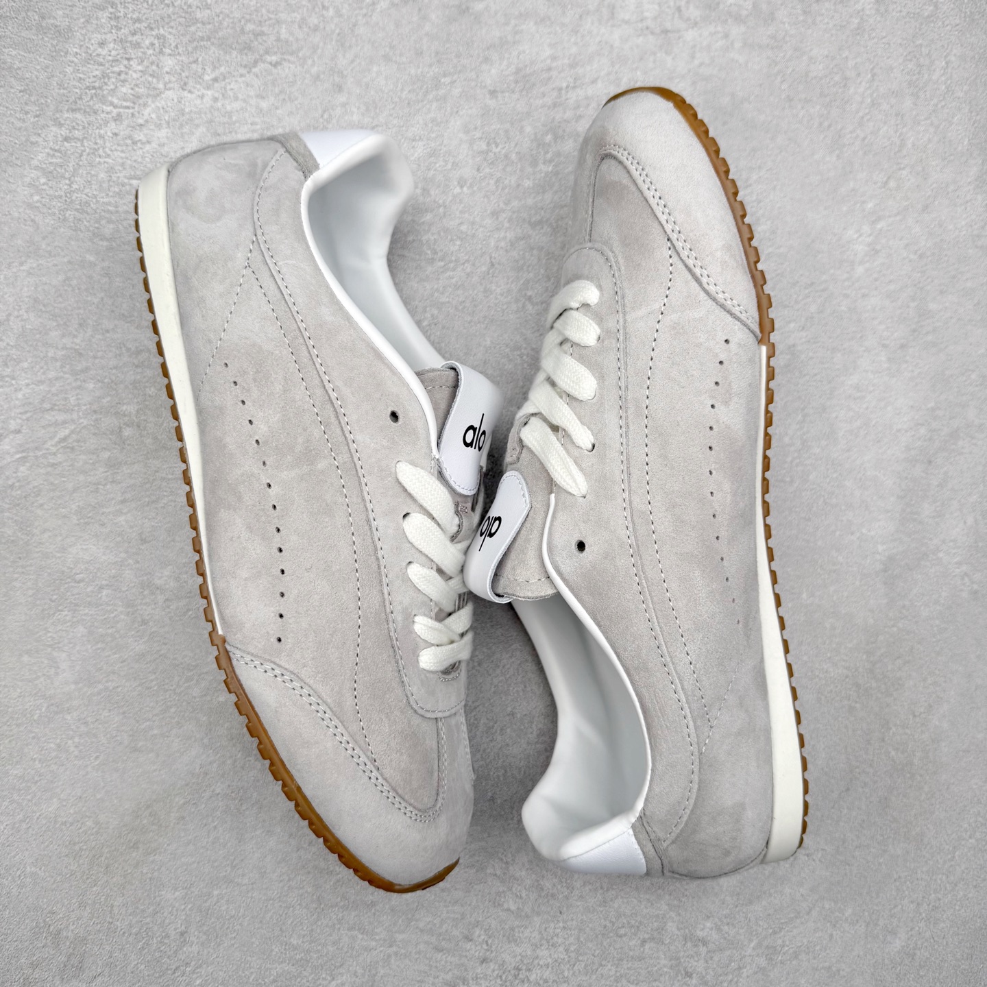 图片[3]-Alo yoga Sunset 舒适生活休闲鞋 男女同款 品牌故事Alo Yoga于2007年创立于洛杉矶，意在传播有意识的运动，同时激发人们的健康识与创造力。品牌的核心理念在于制作能够带来完美体验的瑜伽服饰与功能性单品，让有意识的运动融入并改变生活。Alo Yoga将其设计延伸到日常服饰概念，坚持不懈地捕捉当代时尚潮流，将品牌的运动美学理念、精致前卫的设计与舒适功能面料完美结合。与此同时，Alo Yoga的设计受到了时尚界人士与名人们的追捧，Talor Swift、Kendall Jenner等街拍照片中都曾出现品牌不同单品的身影。实拍调校N版已经零色差零失真 百分百还原实物色彩所见即所得 不存在货不对板色差等低级问题 选购参考实物拍摄 不混卖不参货 只用心做好货严格选品 承诺混一赔十 尺码：36 36.5 37.5 38 38.5 39 40 40.5 41 42 42.5 43 44 44.5 45-选品中心