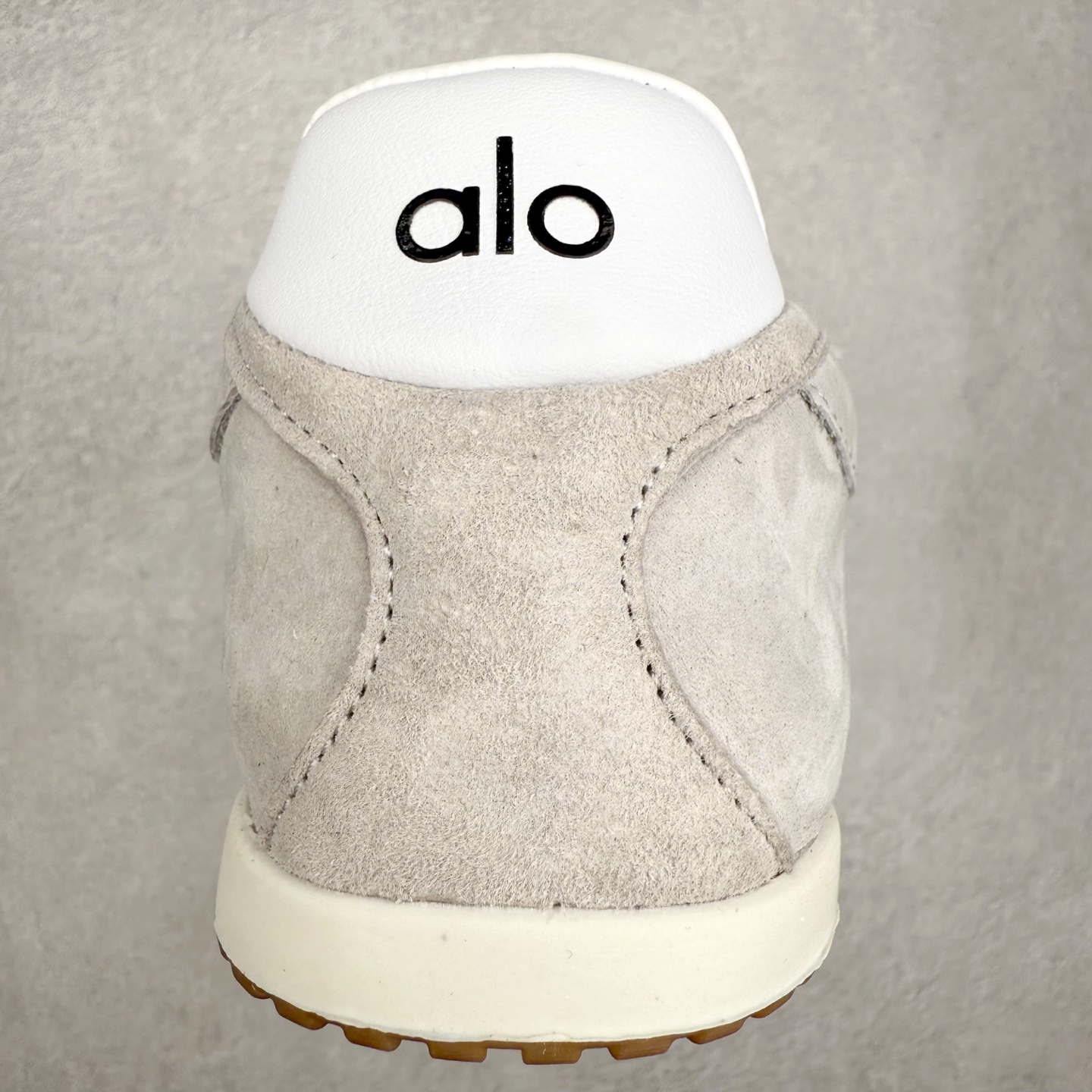 图片[8]-Alo yoga Sunset 舒适生活休闲鞋 男女同款 品牌故事Alo Yoga于2007年创立于洛杉矶，意在传播有意识的运动，同时激发人们的健康识与创造力。品牌的核心理念在于制作能够带来完美体验的瑜伽服饰与功能性单品，让有意识的运动融入并改变生活。Alo Yoga将其设计延伸到日常服饰概念，坚持不懈地捕捉当代时尚潮流，将品牌的运动美学理念、精致前卫的设计与舒适功能面料完美结合。与此同时，Alo Yoga的设计受到了时尚界人士与名人们的追捧，Talor Swift、Kendall Jenner等街拍照片中都曾出现品牌不同单品的身影。实拍调校N版已经零色差零失真 百分百还原实物色彩所见即所得 不存在货不对板色差等低级问题 选购参考实物拍摄 不混卖不参货 只用心做好货严格选品 承诺混一赔十 尺码：36 36.5 37.5 38 38.5 39 40 40.5 41 42 42.5 43 44 44.5 45-选品中心