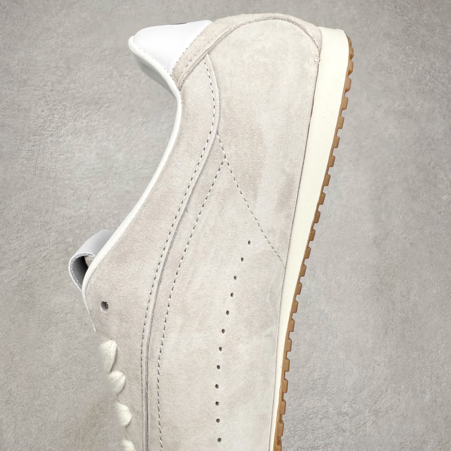 图片[7]-Alo yoga Sunset 舒适生活休闲鞋 男女同款 品牌故事Alo Yoga于2007年创立于洛杉矶，意在传播有意识的运动，同时激发人们的健康识与创造力。品牌的核心理念在于制作能够带来完美体验的瑜伽服饰与功能性单品，让有意识的运动融入并改变生活。Alo Yoga将其设计延伸到日常服饰概念，坚持不懈地捕捉当代时尚潮流，将品牌的运动美学理念、精致前卫的设计与舒适功能面料完美结合。与此同时，Alo Yoga的设计受到了时尚界人士与名人们的追捧，Talor Swift、Kendall Jenner等街拍照片中都曾出现品牌不同单品的身影。实拍调校N版已经零色差零失真 百分百还原实物色彩所见即所得 不存在货不对板色差等低级问题 选购参考实物拍摄 不混卖不参货 只用心做好货严格选品 承诺混一赔十 尺码：36 36.5 37.5 38 38.5 39 40 40.5 41 42 42.5 43 44 44.5 45-选品中心