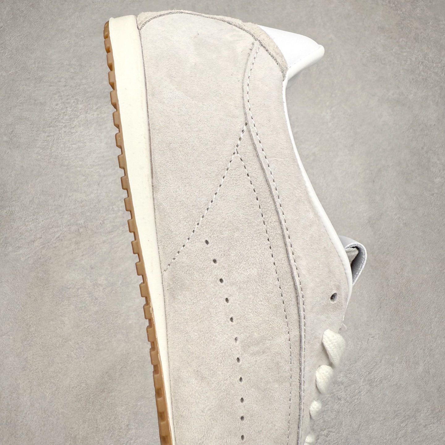 图片[6]-Alo yoga Sunset 舒适生活休闲鞋 男女同款 品牌故事Alo Yoga于2007年创立于洛杉矶，意在传播有意识的运动，同时激发人们的健康识与创造力。品牌的核心理念在于制作能够带来完美体验的瑜伽服饰与功能性单品，让有意识的运动融入并改变生活。Alo Yoga将其设计延伸到日常服饰概念，坚持不懈地捕捉当代时尚潮流，将品牌的运动美学理念、精致前卫的设计与舒适功能面料完美结合。与此同时，Alo Yoga的设计受到了时尚界人士与名人们的追捧，Talor Swift、Kendall Jenner等街拍照片中都曾出现品牌不同单品的身影。实拍调校N版已经零色差零失真 百分百还原实物色彩所见即所得 不存在货不对板色差等低级问题 选购参考实物拍摄 不混卖不参货 只用心做好货严格选品 承诺混一赔十 尺码：36 36.5 37.5 38 38.5 39 40 40.5 41 42 42.5 43 44 44.5 45-选品中心