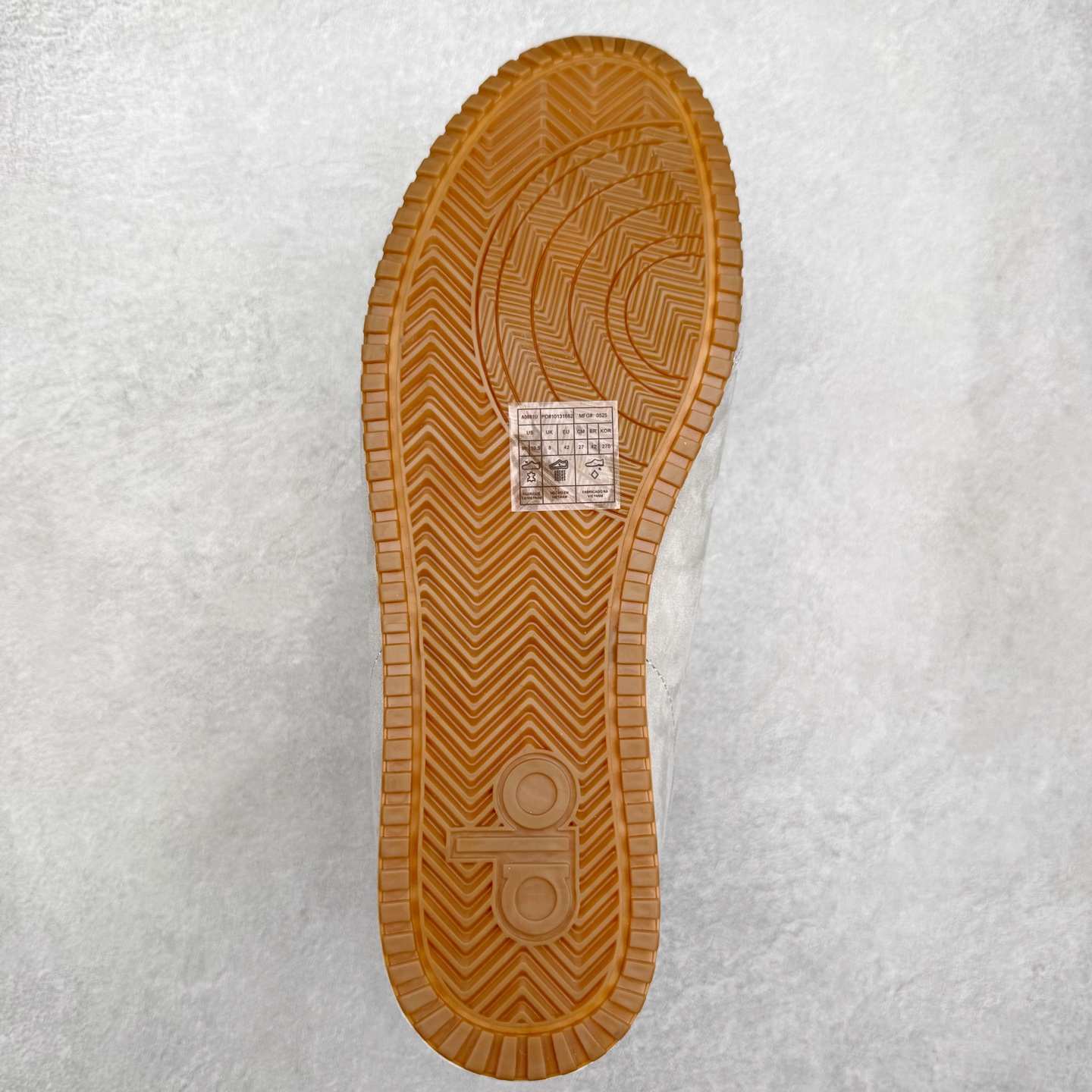 图片[9]-Alo yoga Sunset 舒适生活休闲鞋 男女同款 品牌故事Alo Yoga于2007年创立于洛杉矶，意在传播有意识的运动，同时激发人们的健康识与创造力。品牌的核心理念在于制作能够带来完美体验的瑜伽服饰与功能性单品，让有意识的运动融入并改变生活。Alo Yoga将其设计延伸到日常服饰概念，坚持不懈地捕捉当代时尚潮流，将品牌的运动美学理念、精致前卫的设计与舒适功能面料完美结合。与此同时，Alo Yoga的设计受到了时尚界人士与名人们的追捧，Talor Swift、Kendall Jenner等街拍照片中都曾出现品牌不同单品的身影。实拍调校N版已经零色差零失真 百分百还原实物色彩所见即所得 不存在货不对板色差等低级问题 选购参考实物拍摄 不混卖不参货 只用心做好货严格选品 承诺混一赔十 尺码：36 36.5 37.5 38 38.5 39 40 40.5 41 42 42.5 43 44 44.5 45-选品中心