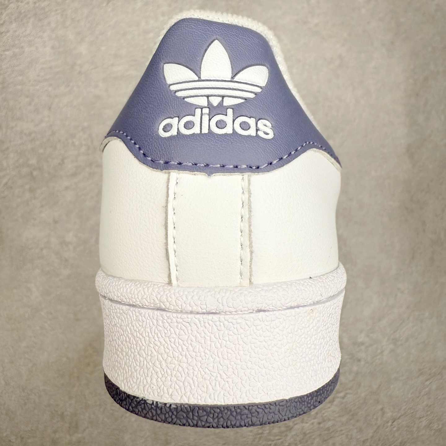 图片[8]-AD Originals Superstar 经典复古贝壳头板鞋 JS1373 诞生于1969年 是第一双将全皮面鞋 身与橡胶鞋头结合在一起的低帮篮球鞋 Superstar最开始 是作为高帮篮球鞋Pro Model的低帮版本而出现的 但因为其独特和醒目的橡胶鞋头造型而让大家熟知 被大家形象地称为\\\”shelltoe\\\”贝壳头 在70年代的美国职业篮球场上 接近3/4的NBA球员都将这双Superstar作为场上用鞋 80年代之后 经过不断的改良和发展 Superstar逐渐成为横跨时装、音乐、街头文化、休闲和运动等各大领域的时尚潮鞋 尺码：36 36.5 37 38 38.5 39 40 40.5 41 42 42.5 43 44 44.5 45-选品中心