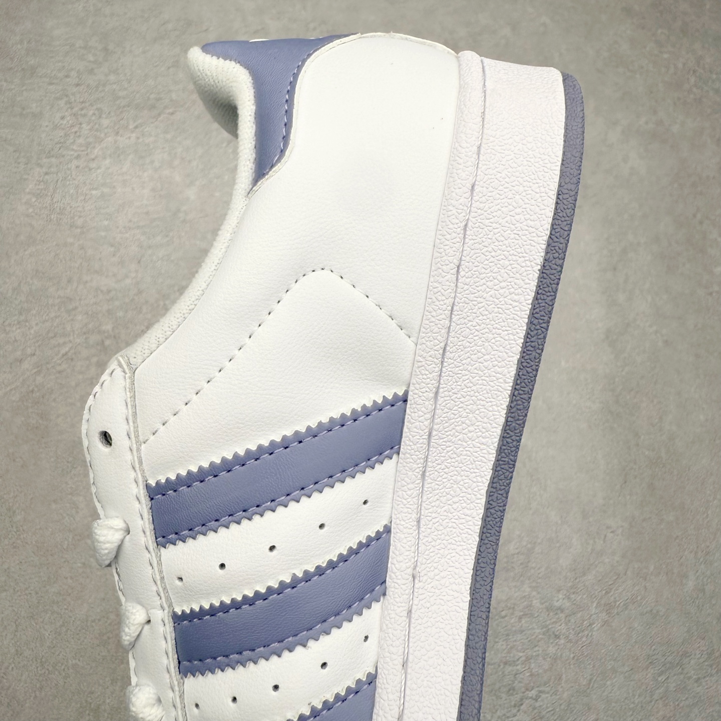 图片[7]-AD Originals Superstar 经典复古贝壳头板鞋 JS1373 诞生于1969年 是第一双将全皮面鞋 身与橡胶鞋头结合在一起的低帮篮球鞋 Superstar最开始 是作为高帮篮球鞋Pro Model的低帮版本而出现的 但因为其独特和醒目的橡胶鞋头造型而让大家熟知 被大家形象地称为\\\”shelltoe\\\”贝壳头 在70年代的美国职业篮球场上 接近3/4的NBA球员都将这双Superstar作为场上用鞋 80年代之后 经过不断的改良和发展 Superstar逐渐成为横跨时装、音乐、街头文化、休闲和运动等各大领域的时尚潮鞋 尺码：36 36.5 37 38 38.5 39 40 40.5 41 42 42.5 43 44 44.5 45-选品中心