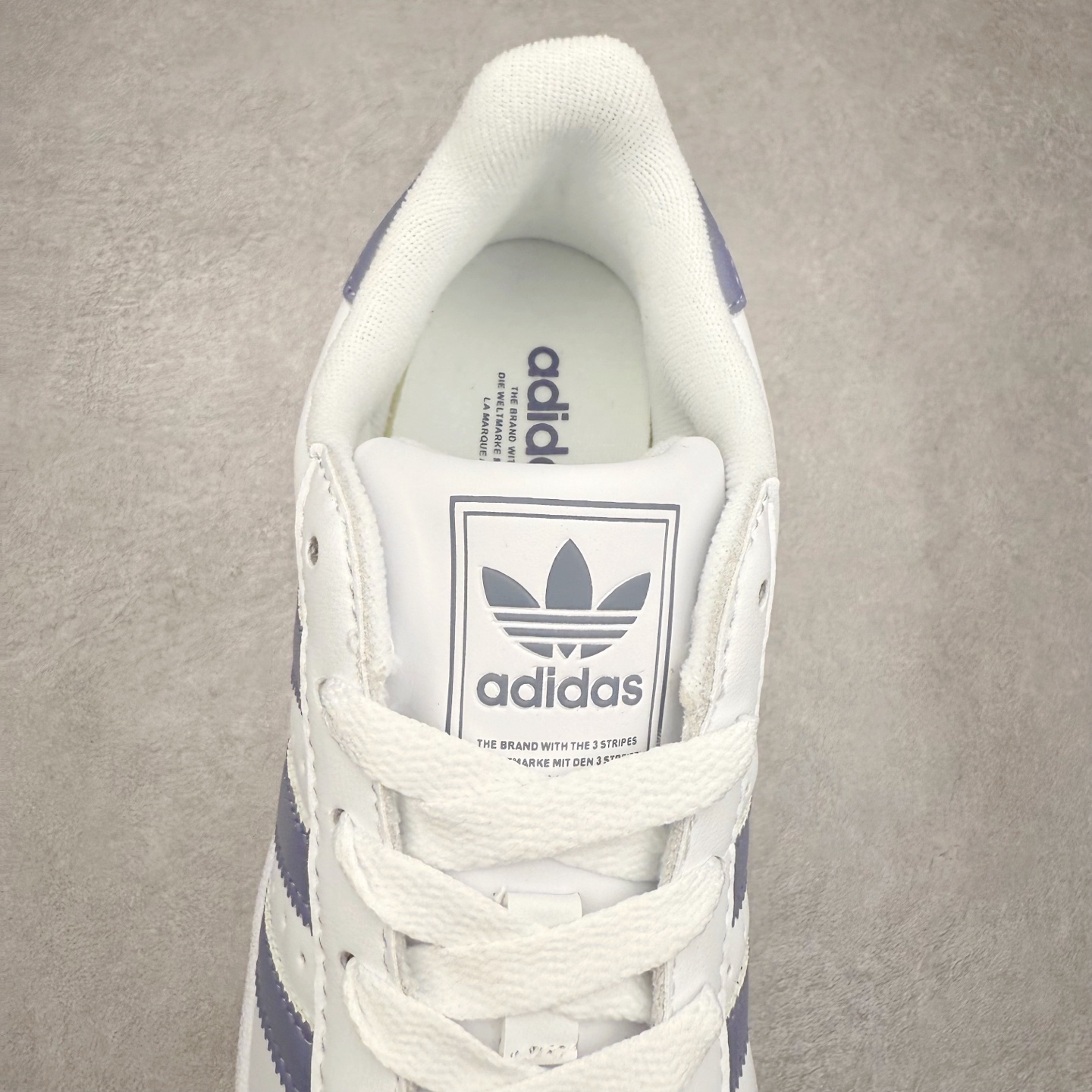 图片[5]-AD Originals Superstar 经典复古贝壳头板鞋 JS1373 诞生于1969年 是第一双将全皮面鞋 身与橡胶鞋头结合在一起的低帮篮球鞋 Superstar最开始 是作为高帮篮球鞋Pro Model的低帮版本而出现的 但因为其独特和醒目的橡胶鞋头造型而让大家熟知 被大家形象地称为\\\”shelltoe\\\”贝壳头 在70年代的美国职业篮球场上 接近3/4的NBA球员都将这双Superstar作为场上用鞋 80年代之后 经过不断的改良和发展 Superstar逐渐成为横跨时装、音乐、街头文化、休闲和运动等各大领域的时尚潮鞋 尺码：36 36.5 37 38 38.5 39 40 40.5 41 42 42.5 43 44 44.5 45-选品中心