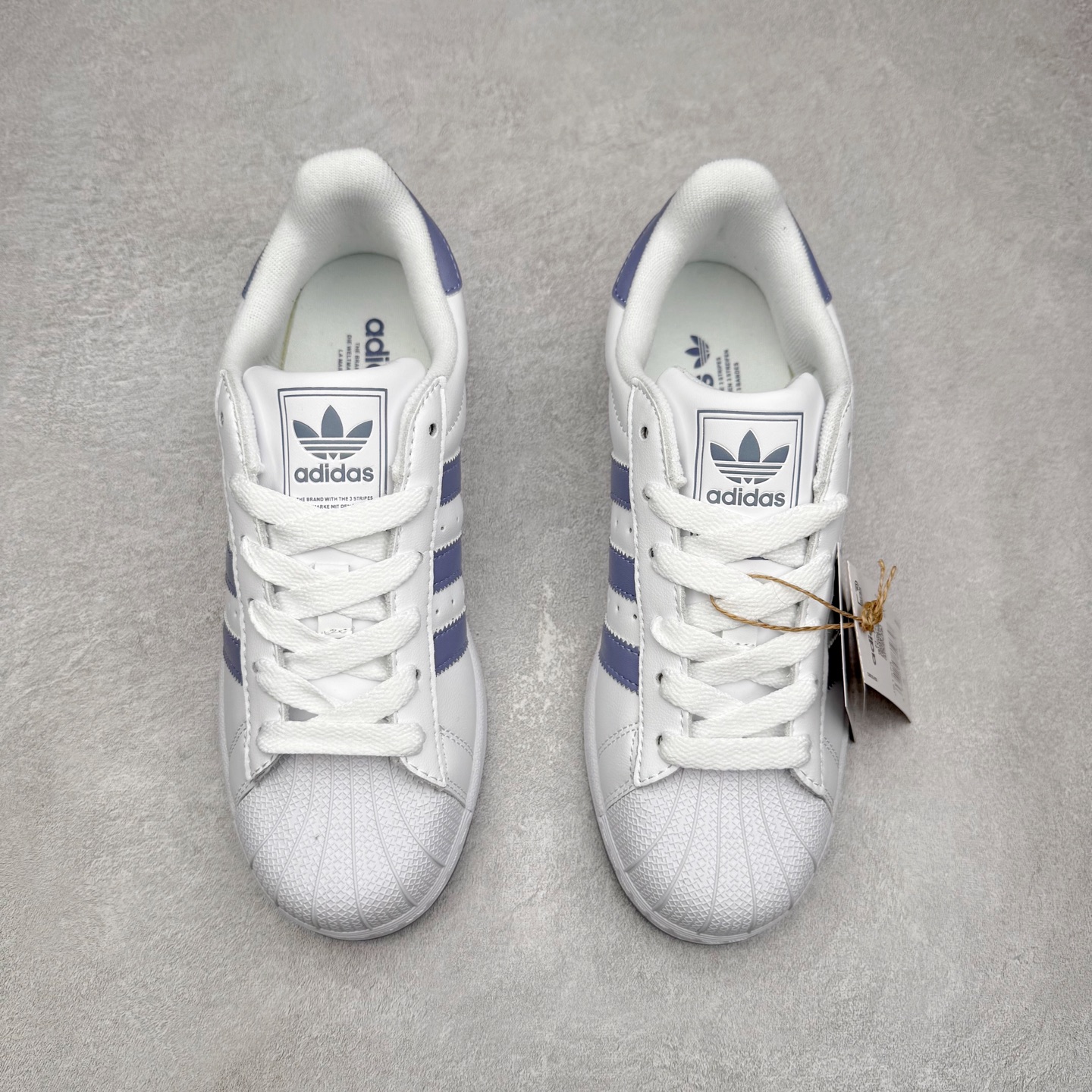 图片[2]-AD Originals Superstar 经典复古贝壳头板鞋 JS1373 诞生于1969年 是第一双将全皮面鞋 身与橡胶鞋头结合在一起的低帮篮球鞋 Superstar最开始 是作为高帮篮球鞋Pro Model的低帮版本而出现的 但因为其独特和醒目的橡胶鞋头造型而让大家熟知 被大家形象地称为\\\”shelltoe\\\”贝壳头 在70年代的美国职业篮球场上 接近3/4的NBA球员都将这双Superstar作为场上用鞋 80年代之后 经过不断的改良和发展 Superstar逐渐成为横跨时装、音乐、街头文化、休闲和运动等各大领域的时尚潮鞋 尺码：36 36.5 37 38 38.5 39 40 40.5 41 42 42.5 43 44 44.5 45-选品中心