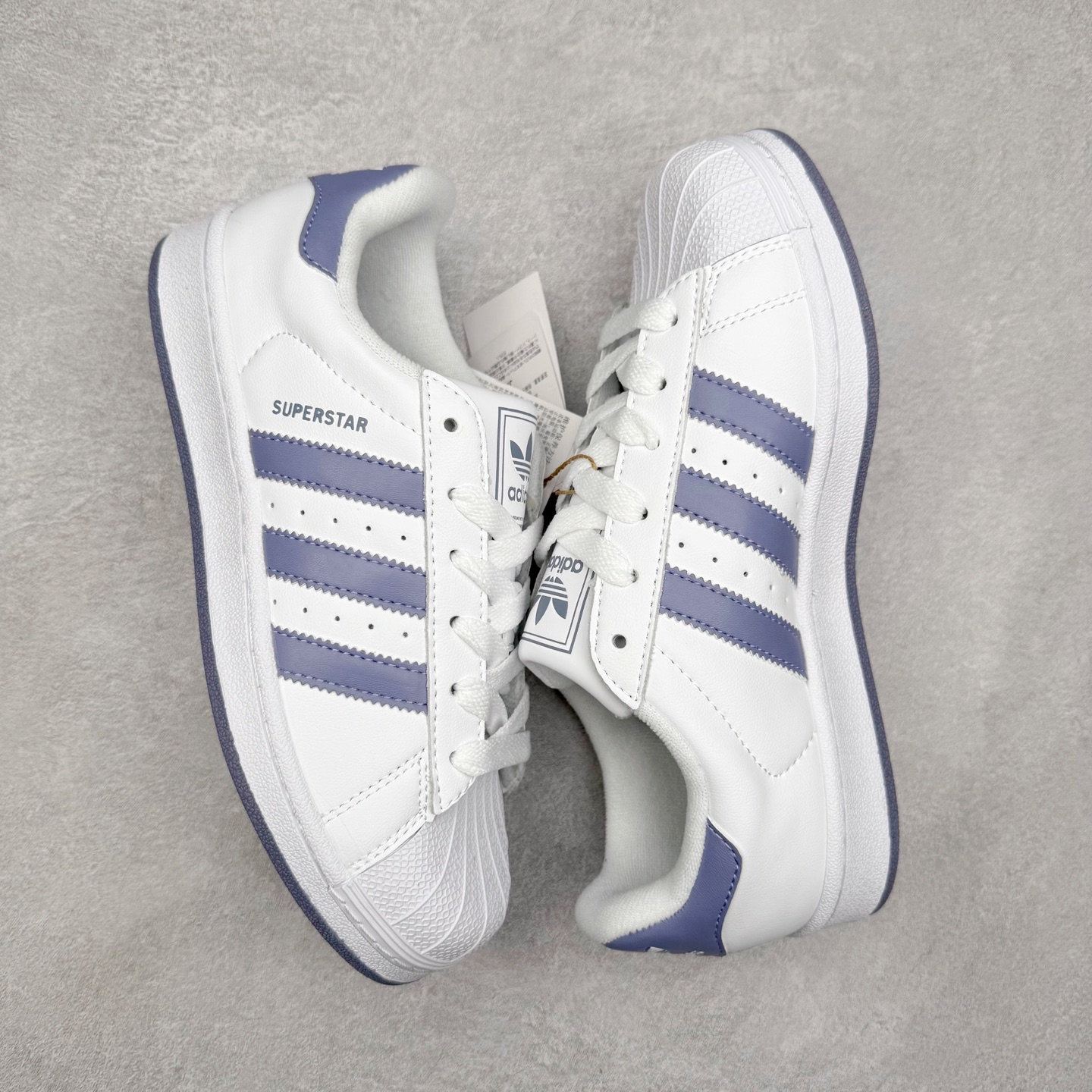图片[3]-AD Originals Superstar 经典复古贝壳头板鞋 JS1373 诞生于1969年 是第一双将全皮面鞋 身与橡胶鞋头结合在一起的低帮篮球鞋 Superstar最开始 是作为高帮篮球鞋Pro Model的低帮版本而出现的 但因为其独特和醒目的橡胶鞋头造型而让大家熟知 被大家形象地称为\\\”shelltoe\\\”贝壳头 在70年代的美国职业篮球场上 接近3/4的NBA球员都将这双Superstar作为场上用鞋 80年代之后 经过不断的改良和发展 Superstar逐渐成为横跨时装、音乐、街头文化、休闲和运动等各大领域的时尚潮鞋 尺码：36 36.5 37 38 38.5 39 40 40.5 41 42 42.5 43 44 44.5 45-选品中心