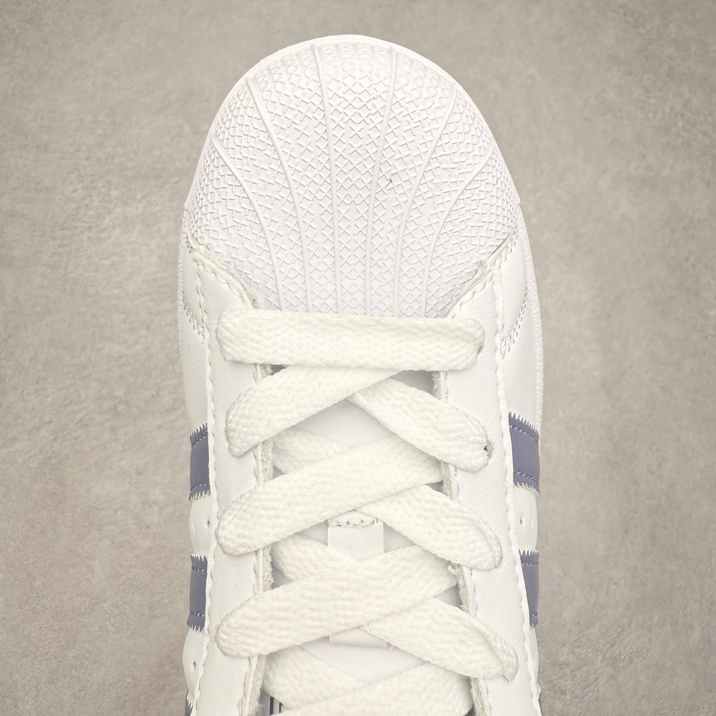 图片[4]-AD Originals Superstar 经典复古贝壳头板鞋 JS1373 诞生于1969年 是第一双将全皮面鞋 身与橡胶鞋头结合在一起的低帮篮球鞋 Superstar最开始 是作为高帮篮球鞋Pro Model的低帮版本而出现的 但因为其独特和醒目的橡胶鞋头造型而让大家熟知 被大家形象地称为\\\”shelltoe\\\”贝壳头 在70年代的美国职业篮球场上 接近3/4的NBA球员都将这双Superstar作为场上用鞋 80年代之后 经过不断的改良和发展 Superstar逐渐成为横跨时装、音乐、街头文化、休闲和运动等各大领域的时尚潮鞋 尺码：36 36.5 37 38 38.5 39 40 40.5 41 42 42.5 43 44 44.5 45-选品中心