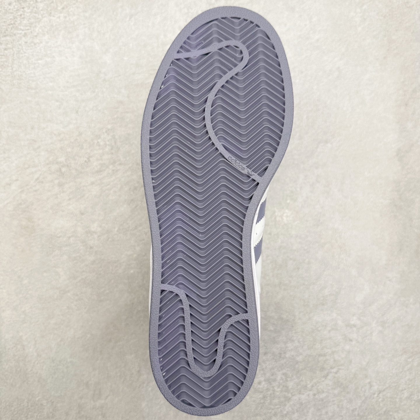 图片[9]-AD Originals Superstar 经典复古贝壳头板鞋 JS1373 诞生于1969年 是第一双将全皮面鞋 身与橡胶鞋头结合在一起的低帮篮球鞋 Superstar最开始 是作为高帮篮球鞋Pro Model的低帮版本而出现的 但因为其独特和醒目的橡胶鞋头造型而让大家熟知 被大家形象地称为\\\”shelltoe\\\”贝壳头 在70年代的美国职业篮球场上 接近3/4的NBA球员都将这双Superstar作为场上用鞋 80年代之后 经过不断的改良和发展 Superstar逐渐成为横跨时装、音乐、街头文化、休闲和运动等各大领域的时尚潮鞋 尺码：36 36.5 37 38 38.5 39 40 40.5 41 42 42.5 43 44 44.5 45-选品中心