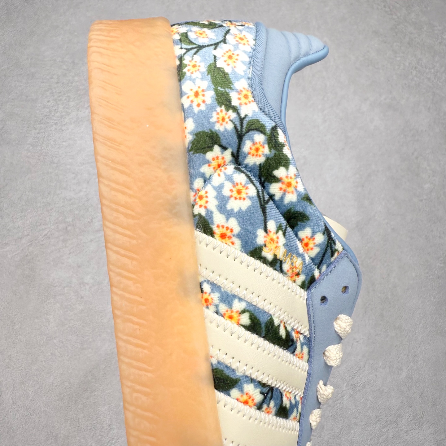 图片[6]-AD Samba XLG 桑巴舞加大厚底版系列德训风百搭松糕休闲运动板鞋生胶底 JQ6046 自Originals Samba成功借势Blokecore风潮一跃成为街头巷尾的焦点鞋款后,不论是围绕Samba本身打造的各式「变种版本」,还是以Samba为蓝本打造联名鞋款,都成为了时尚潮流人士日常穿搭首选。Samba XLG是adidas Originals不断扩展XLG系列的一部分,旨在与年轻文化相契合,迎合那些希望通过个性时尚表达自我而不愿牺牲舒适度的年轻群体。街头时尚领域的Gen Z特别偏爱宽松的穿着风格。Samba XLG针对这一点做了创新。它在延续Samba OG经典设计的基础上,迎合年轻群体的穿着习惯,重塑为宽大的鞋身比例轮廓以及加厚中底,让消费者轻松展示自己独特的风格。全新的Samba XLG系列不仅迎合了当下年轻群体的穿搭习惯,加宽了鞋身比例以及将中底进一步增厚,在视觉比例上更加饱满,同时还保留了经典Samba的细节,这样一来,鞋迷朋友在穿搭上不仅能更加个性化,而且还能延续一定的复古感受。尺码：36 36⅔ 37⅓ 38 38⅔ 39⅓ 40 40⅔ 41⅓ 42 42⅔ 43⅓ 44 45-选品中心