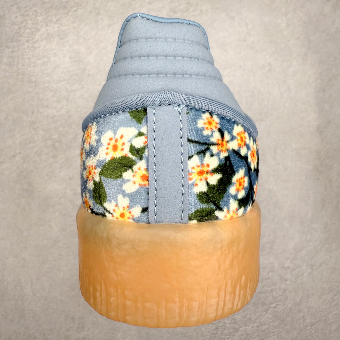 图片[8]-AD Samba XLG 桑巴舞加大厚底版系列德训风百搭松糕休闲运动板鞋生胶底 JQ6046 自Originals Samba成功借势Blokecore风潮一跃成为街头巷尾的焦点鞋款后,不论是围绕Samba本身打造的各式「变种版本」,还是以Samba为蓝本打造联名鞋款,都成为了时尚潮流人士日常穿搭首选。Samba XLG是adidas Originals不断扩展XLG系列的一部分,旨在与年轻文化相契合,迎合那些希望通过个性时尚表达自我而不愿牺牲舒适度的年轻群体。街头时尚领域的Gen Z特别偏爱宽松的穿着风格。Samba XLG针对这一点做了创新。它在延续Samba OG经典设计的基础上,迎合年轻群体的穿着习惯,重塑为宽大的鞋身比例轮廓以及加厚中底,让消费者轻松展示自己独特的风格。全新的Samba XLG系列不仅迎合了当下年轻群体的穿搭习惯,加宽了鞋身比例以及将中底进一步增厚,在视觉比例上更加饱满,同时还保留了经典Samba的细节,这样一来,鞋迷朋友在穿搭上不仅能更加个性化,而且还能延续一定的复古感受。尺码：36 36⅔ 37⅓ 38 38⅔ 39⅓ 40 40⅔ 41⅓ 42 42⅔ 43⅓ 44 45-选品中心