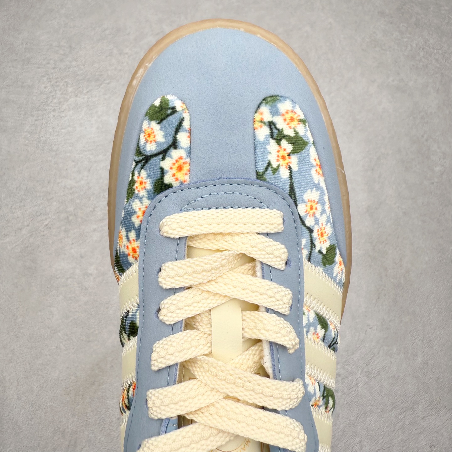 图片[4]-AD Samba XLG 桑巴舞加大厚底版系列德训风百搭松糕休闲运动板鞋生胶底 JQ6046 自Originals Samba成功借势Blokecore风潮一跃成为街头巷尾的焦点鞋款后,不论是围绕Samba本身打造的各式「变种版本」,还是以Samba为蓝本打造联名鞋款,都成为了时尚潮流人士日常穿搭首选。Samba XLG是adidas Originals不断扩展XLG系列的一部分,旨在与年轻文化相契合,迎合那些希望通过个性时尚表达自我而不愿牺牲舒适度的年轻群体。街头时尚领域的Gen Z特别偏爱宽松的穿着风格。Samba XLG针对这一点做了创新。它在延续Samba OG经典设计的基础上,迎合年轻群体的穿着习惯,重塑为宽大的鞋身比例轮廓以及加厚中底,让消费者轻松展示自己独特的风格。全新的Samba XLG系列不仅迎合了当下年轻群体的穿搭习惯,加宽了鞋身比例以及将中底进一步增厚,在视觉比例上更加饱满,同时还保留了经典Samba的细节,这样一来,鞋迷朋友在穿搭上不仅能更加个性化,而且还能延续一定的复古感受。尺码：36 36⅔ 37⅓ 38 38⅔ 39⅓ 40 40⅔ 41⅓ 42 42⅔ 43⅓ 44 45-选品中心