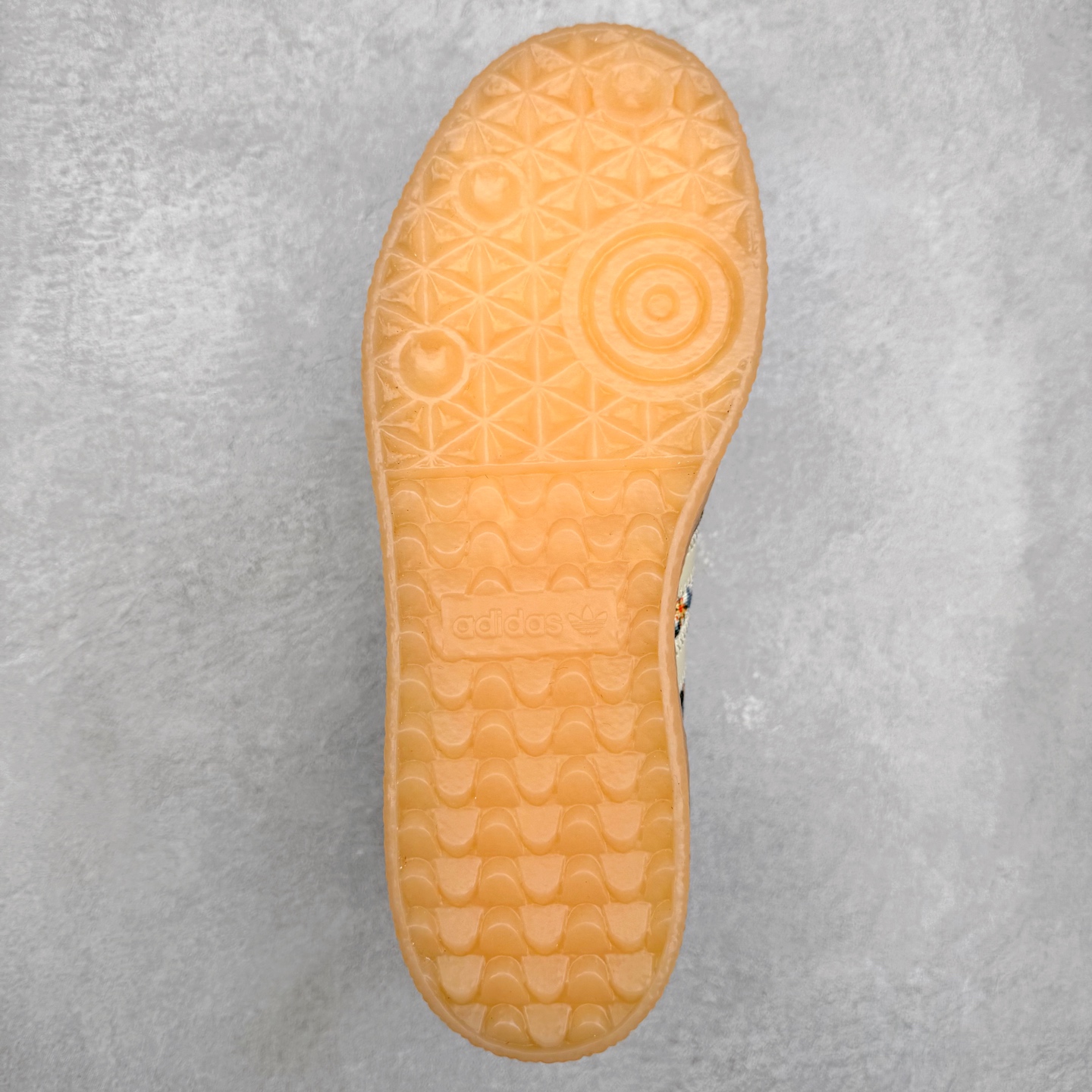 图片[9]-AD Samba XLG 桑巴舞加大厚底版系列德训风百搭松糕休闲运动板鞋生胶底 JQ6046 自Originals Samba成功借势Blokecore风潮一跃成为街头巷尾的焦点鞋款后,不论是围绕Samba本身打造的各式「变种版本」,还是以Samba为蓝本打造联名鞋款,都成为了时尚潮流人士日常穿搭首选。Samba XLG是adidas Originals不断扩展XLG系列的一部分,旨在与年轻文化相契合,迎合那些希望通过个性时尚表达自我而不愿牺牲舒适度的年轻群体。街头时尚领域的Gen Z特别偏爱宽松的穿着风格。Samba XLG针对这一点做了创新。它在延续Samba OG经典设计的基础上,迎合年轻群体的穿着习惯,重塑为宽大的鞋身比例轮廓以及加厚中底,让消费者轻松展示自己独特的风格。全新的Samba XLG系列不仅迎合了当下年轻群体的穿搭习惯,加宽了鞋身比例以及将中底进一步增厚,在视觉比例上更加饱满,同时还保留了经典Samba的细节,这样一来,鞋迷朋友在穿搭上不仅能更加个性化,而且还能延续一定的复古感受。尺码：36 36⅔ 37⅓ 38 38⅔ 39⅓ 40 40⅔ 41⅓ 42 42⅔ 43⅓ 44 45-选品中心