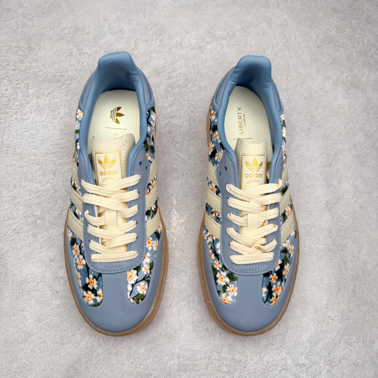 图片[2]-AD Samba XLG 桑巴舞加大厚底版系列德训风百搭松糕休闲运动板鞋生胶底 JQ6046 自Originals Samba成功借势Blokecore风潮一跃成为街头巷尾的焦点鞋款后,不论是围绕Samba本身打造的各式「变种版本」,还是以Samba为蓝本打造联名鞋款,都成为了时尚潮流人士日常穿搭首选。Samba XLG是adidas Originals不断扩展XLG系列的一部分,旨在与年轻文化相契合,迎合那些希望通过个性时尚表达自我而不愿牺牲舒适度的年轻群体。街头时尚领域的Gen Z特别偏爱宽松的穿着风格。Samba XLG针对这一点做了创新。它在延续Samba OG经典设计的基础上,迎合年轻群体的穿着习惯,重塑为宽大的鞋身比例轮廓以及加厚中底,让消费者轻松展示自己独特的风格。全新的Samba XLG系列不仅迎合了当下年轻群体的穿搭习惯,加宽了鞋身比例以及将中底进一步增厚,在视觉比例上更加饱满,同时还保留了经典Samba的细节,这样一来,鞋迷朋友在穿搭上不仅能更加个性化,而且还能延续一定的复古感受。尺码：36 36⅔ 37⅓ 38 38⅔ 39⅓ 40 40⅔ 41⅓ 42 42⅔ 43⅓ 44 45-选品中心