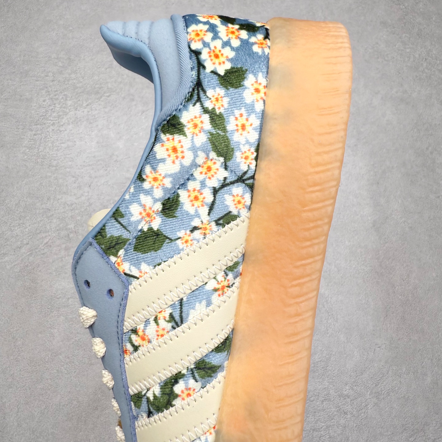 图片[7]-AD Samba XLG 桑巴舞加大厚底版系列德训风百搭松糕休闲运动板鞋生胶底 JQ6046 自Originals Samba成功借势Blokecore风潮一跃成为街头巷尾的焦点鞋款后,不论是围绕Samba本身打造的各式「变种版本」,还是以Samba为蓝本打造联名鞋款,都成为了时尚潮流人士日常穿搭首选。Samba XLG是adidas Originals不断扩展XLG系列的一部分,旨在与年轻文化相契合,迎合那些希望通过个性时尚表达自我而不愿牺牲舒适度的年轻群体。街头时尚领域的Gen Z特别偏爱宽松的穿着风格。Samba XLG针对这一点做了创新。它在延续Samba OG经典设计的基础上,迎合年轻群体的穿着习惯,重塑为宽大的鞋身比例轮廓以及加厚中底,让消费者轻松展示自己独特的风格。全新的Samba XLG系列不仅迎合了当下年轻群体的穿搭习惯,加宽了鞋身比例以及将中底进一步增厚,在视觉比例上更加饱满,同时还保留了经典Samba的细节,这样一来,鞋迷朋友在穿搭上不仅能更加个性化,而且还能延续一定的复古感受。尺码：36 36⅔ 37⅓ 38 38⅔ 39⅓ 40 40⅔ 41⅓ 42 42⅔ 43⅓ 44 45-选品中心