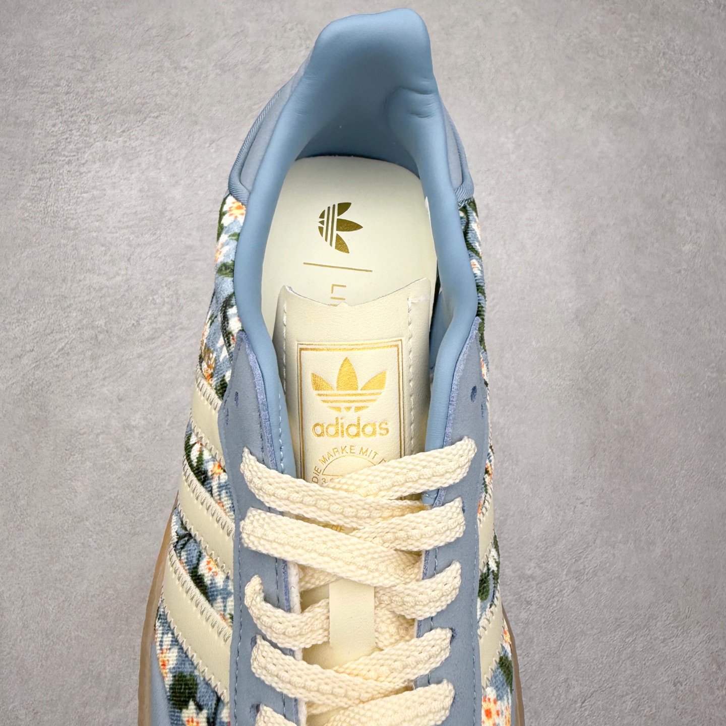 图片[5]-AD Samba XLG 桑巴舞加大厚底版系列德训风百搭松糕休闲运动板鞋生胶底 JQ6046 自Originals Samba成功借势Blokecore风潮一跃成为街头巷尾的焦点鞋款后,不论是围绕Samba本身打造的各式「变种版本」,还是以Samba为蓝本打造联名鞋款,都成为了时尚潮流人士日常穿搭首选。Samba XLG是adidas Originals不断扩展XLG系列的一部分,旨在与年轻文化相契合,迎合那些希望通过个性时尚表达自我而不愿牺牲舒适度的年轻群体。街头时尚领域的Gen Z特别偏爱宽松的穿着风格。Samba XLG针对这一点做了创新。它在延续Samba OG经典设计的基础上,迎合年轻群体的穿着习惯,重塑为宽大的鞋身比例轮廓以及加厚中底,让消费者轻松展示自己独特的风格。全新的Samba XLG系列不仅迎合了当下年轻群体的穿搭习惯,加宽了鞋身比例以及将中底进一步增厚,在视觉比例上更加饱满,同时还保留了经典Samba的细节,这样一来,鞋迷朋友在穿搭上不仅能更加个性化,而且还能延续一定的复古感受。尺码：36 36⅔ 37⅓ 38 38⅔ 39⅓ 40 40⅔ 41⅓ 42 42⅔ 43⅓ 44 45-选品中心