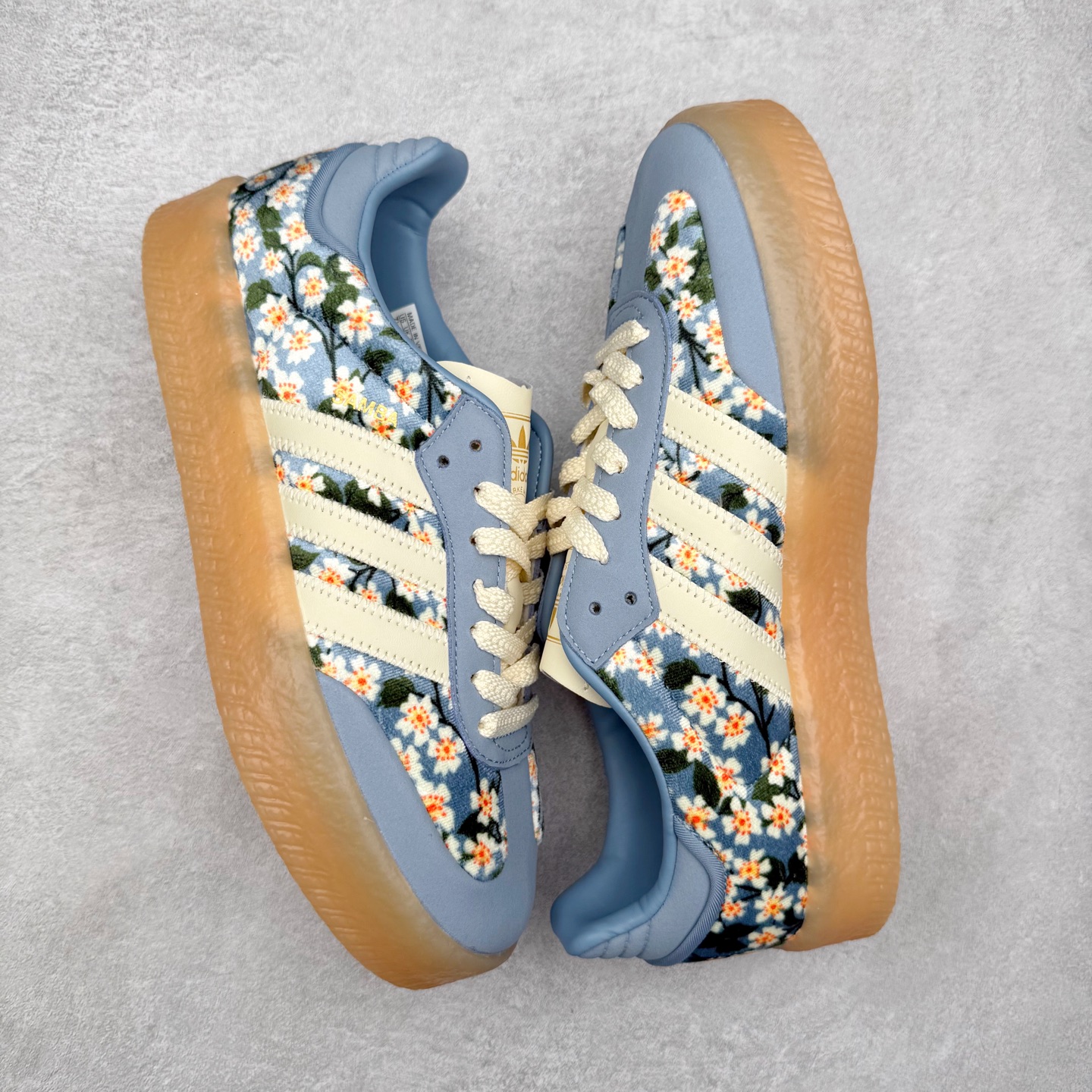 图片[3]-AD Samba XLG 桑巴舞加大厚底版系列德训风百搭松糕休闲运动板鞋生胶底 JQ6046 自Originals Samba成功借势Blokecore风潮一跃成为街头巷尾的焦点鞋款后,不论是围绕Samba本身打造的各式「变种版本」,还是以Samba为蓝本打造联名鞋款,都成为了时尚潮流人士日常穿搭首选。Samba XLG是adidas Originals不断扩展XLG系列的一部分,旨在与年轻文化相契合,迎合那些希望通过个性时尚表达自我而不愿牺牲舒适度的年轻群体。街头时尚领域的Gen Z特别偏爱宽松的穿着风格。Samba XLG针对这一点做了创新。它在延续Samba OG经典设计的基础上,迎合年轻群体的穿着习惯,重塑为宽大的鞋身比例轮廓以及加厚中底,让消费者轻松展示自己独特的风格。全新的Samba XLG系列不仅迎合了当下年轻群体的穿搭习惯,加宽了鞋身比例以及将中底进一步增厚,在视觉比例上更加饱满,同时还保留了经典Samba的细节,这样一来,鞋迷朋友在穿搭上不仅能更加个性化,而且还能延续一定的复古感受。尺码：36 36⅔ 37⅓ 38 38⅔ 39⅓ 40 40⅔ 41⅓ 42 42⅔ 43⅓ 44 45-选品中心