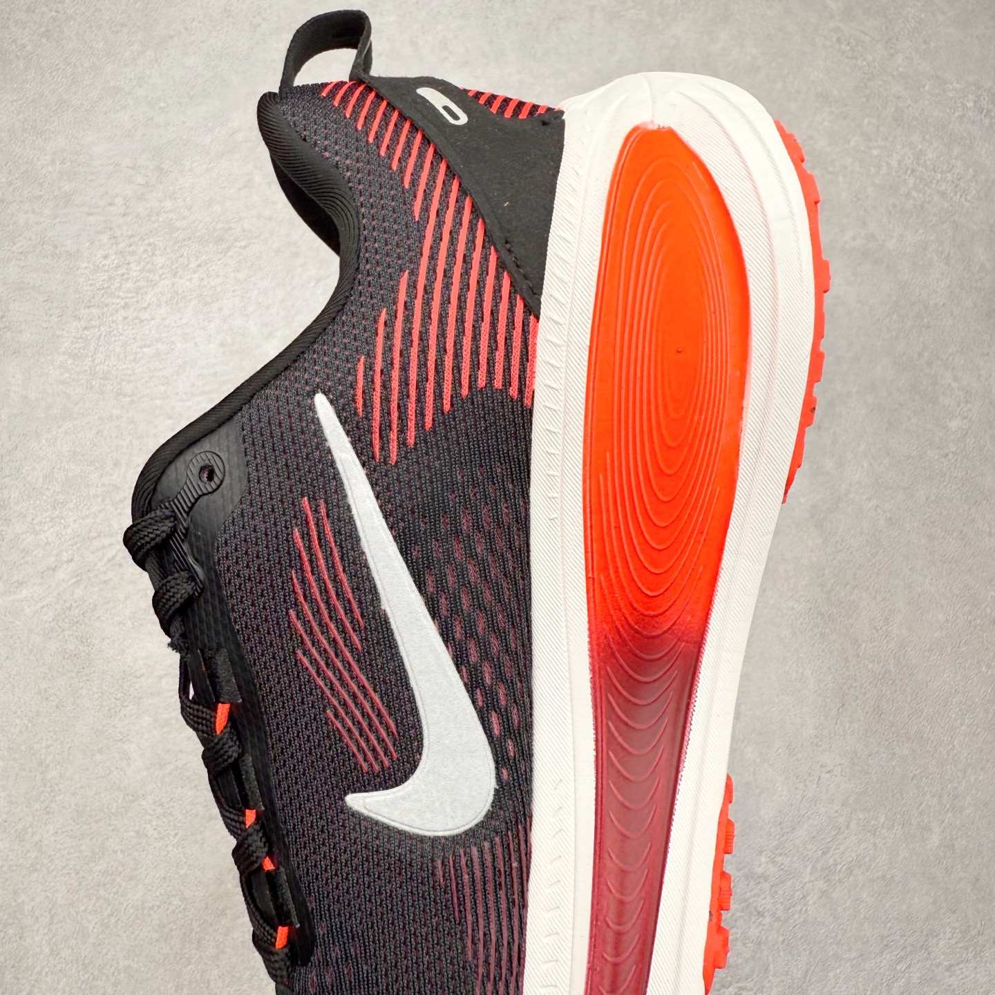 图片[7]-＃纯原福利 NK Air Zoom Vomero 18 轻便舒适公路跑步鞋 质感柔软 弹力充沛 助力一路畅跑 乐享不停 厚实泡绵缔造舒适的回弹效果 铸就出色跑步表现 该鞋款轻盈透气 带你步入舒适新境界 疾速刺激感和非凡舒适脚感交织 定能让跑者在迈步间找到渴望已久的跑步乐趣 自如掌控跑步节奏、配速和里程 足底缓震配置赋予双足柔软舒适感受 助你一路畅跑 缓震设计 在双足触地时有助提供舒适脚感 搭载性能出众的 ZoomX 和 Cushlon 泡绵 营造柔软舒适脚感 助你稳稳迈步 基于跑者反馈 简化中底设计 带来出色舒适感 尺码：36 36.5 37.5 38 38.5 39 40 40.5 41 42 42.5 43 44 44.5 45-选品中心