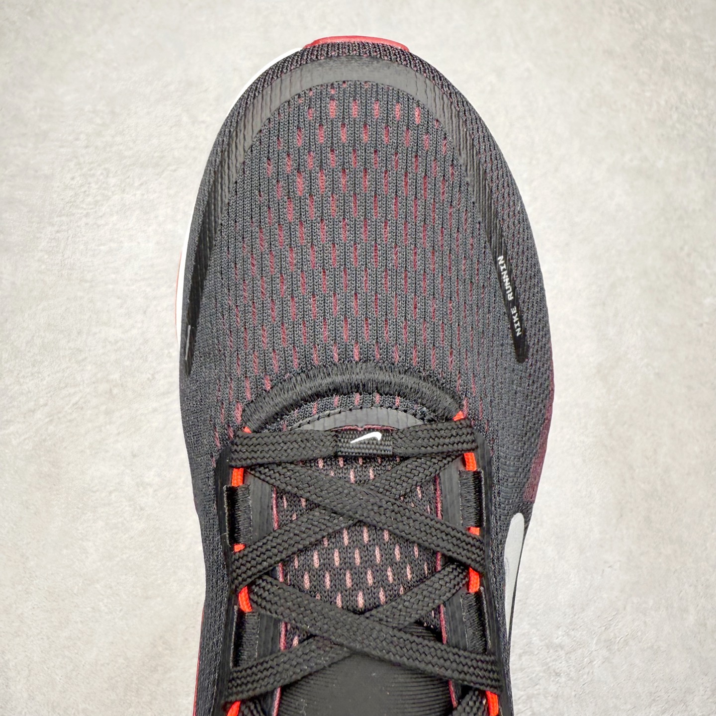 图片[4]-＃纯原福利 NK Air Zoom Vomero 18 轻便舒适公路跑步鞋 质感柔软 弹力充沛 助力一路畅跑 乐享不停 厚实泡绵缔造舒适的回弹效果 铸就出色跑步表现 该鞋款轻盈透气 带你步入舒适新境界 疾速刺激感和非凡舒适脚感交织 定能让跑者在迈步间找到渴望已久的跑步乐趣 自如掌控跑步节奏、配速和里程 足底缓震配置赋予双足柔软舒适感受 助你一路畅跑 缓震设计 在双足触地时有助提供舒适脚感 搭载性能出众的 ZoomX 和 Cushlon 泡绵 营造柔软舒适脚感 助你稳稳迈步 基于跑者反馈 简化中底设计 带来出色舒适感 尺码：36 36.5 37.5 38 38.5 39 40 40.5 41 42 42.5 43 44 44.5 45-选品中心