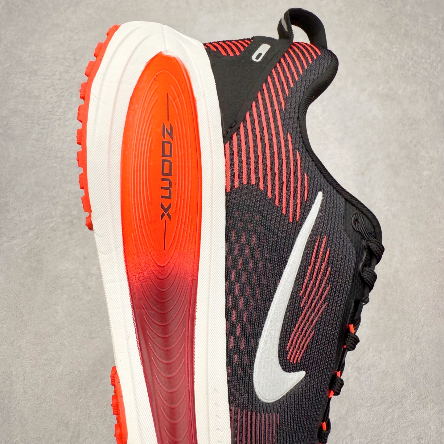 图片[6]-＃纯原福利 NK Air Zoom Vomero 18 轻便舒适公路跑步鞋 质感柔软 弹力充沛 助力一路畅跑 乐享不停 厚实泡绵缔造舒适的回弹效果 铸就出色跑步表现 该鞋款轻盈透气 带你步入舒适新境界 疾速刺激感和非凡舒适脚感交织 定能让跑者在迈步间找到渴望已久的跑步乐趣 自如掌控跑步节奏、配速和里程 足底缓震配置赋予双足柔软舒适感受 助你一路畅跑 缓震设计 在双足触地时有助提供舒适脚感 搭载性能出众的 ZoomX 和 Cushlon 泡绵 营造柔软舒适脚感 助你稳稳迈步 基于跑者反馈 简化中底设计 带来出色舒适感 尺码：36 36.5 37.5 38 38.5 39 40 40.5 41 42 42.5 43 44 44.5 45-选品中心