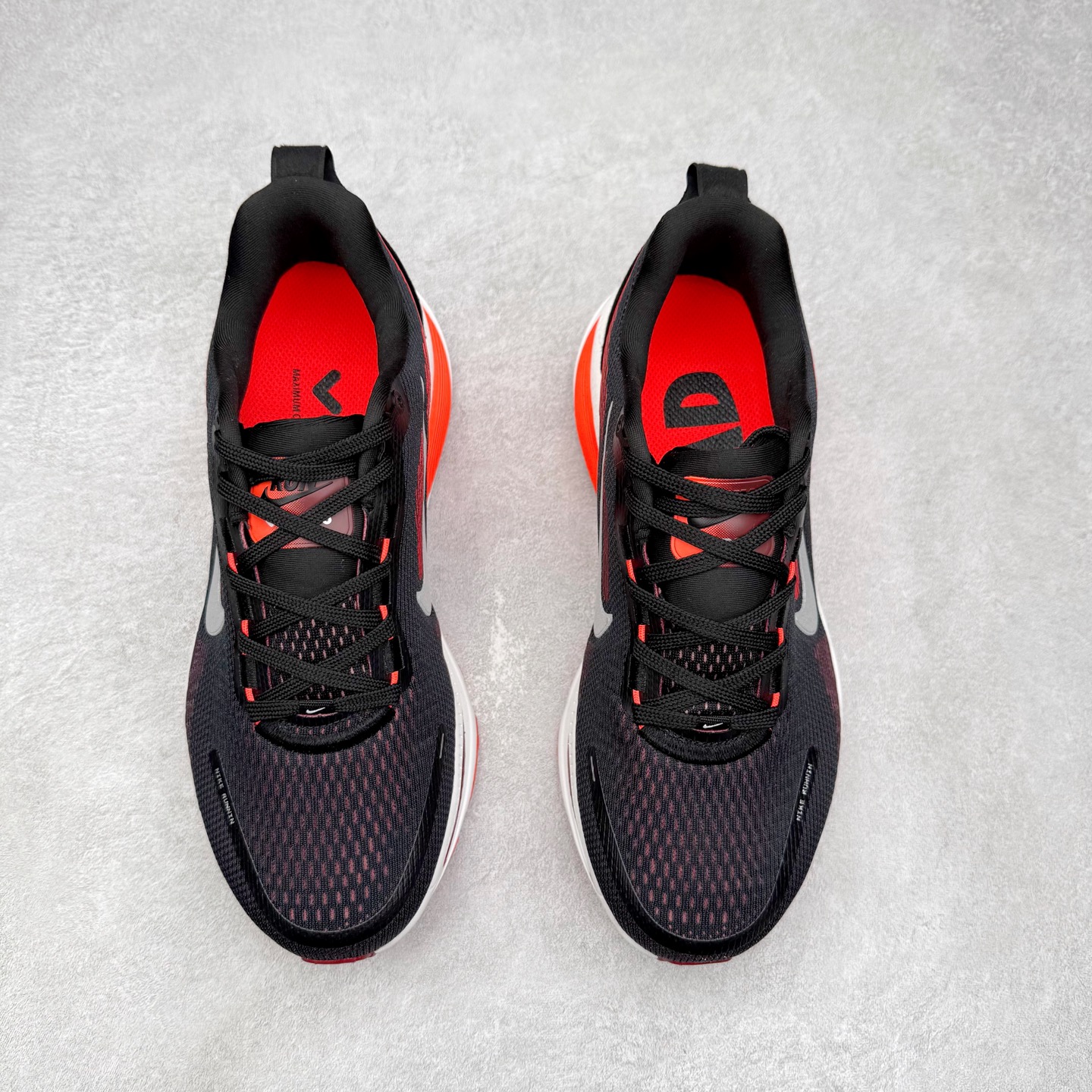 图片[2]-＃纯原福利 NK Air Zoom Vomero 18 轻便舒适公路跑步鞋 质感柔软 弹力充沛 助力一路畅跑 乐享不停 厚实泡绵缔造舒适的回弹效果 铸就出色跑步表现 该鞋款轻盈透气 带你步入舒适新境界 疾速刺激感和非凡舒适脚感交织 定能让跑者在迈步间找到渴望已久的跑步乐趣 自如掌控跑步节奏、配速和里程 足底缓震配置赋予双足柔软舒适感受 助你一路畅跑 缓震设计 在双足触地时有助提供舒适脚感 搭载性能出众的 ZoomX 和 Cushlon 泡绵 营造柔软舒适脚感 助你稳稳迈步 基于跑者反馈 简化中底设计 带来出色舒适感 尺码：36 36.5 37.5 38 38.5 39 40 40.5 41 42 42.5 43 44 44.5 45-选品中心