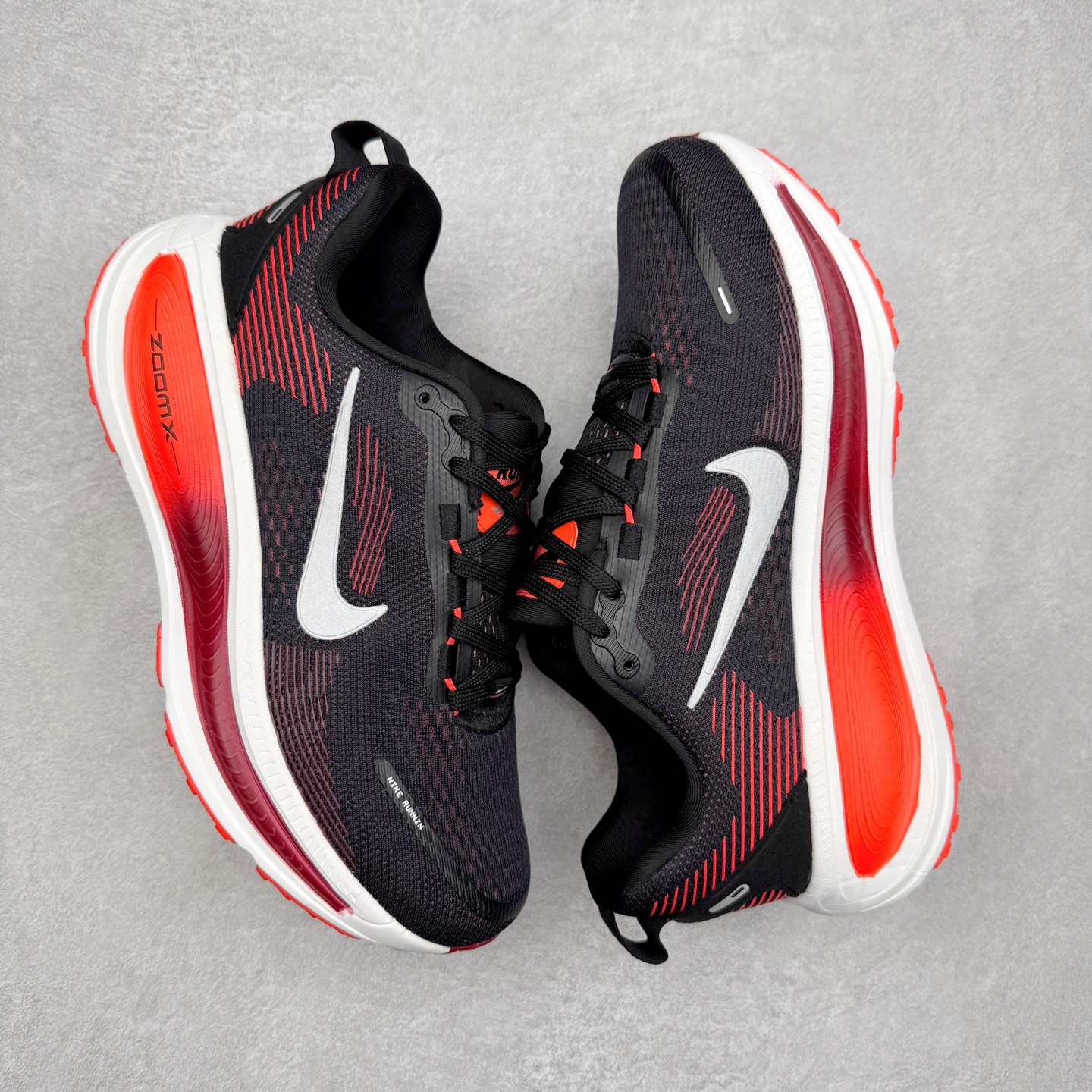 图片[3]-＃纯原福利 NK Air Zoom Vomero 18 轻便舒适公路跑步鞋 质感柔软 弹力充沛 助力一路畅跑 乐享不停 厚实泡绵缔造舒适的回弹效果 铸就出色跑步表现 该鞋款轻盈透气 带你步入舒适新境界 疾速刺激感和非凡舒适脚感交织 定能让跑者在迈步间找到渴望已久的跑步乐趣 自如掌控跑步节奏、配速和里程 足底缓震配置赋予双足柔软舒适感受 助你一路畅跑 缓震设计 在双足触地时有助提供舒适脚感 搭载性能出众的 ZoomX 和 Cushlon 泡绵 营造柔软舒适脚感 助你稳稳迈步 基于跑者反馈 简化中底设计 带来出色舒适感 尺码：36 36.5 37.5 38 38.5 39 40 40.5 41 42 42.5 43 44 44.5 45-选品中心