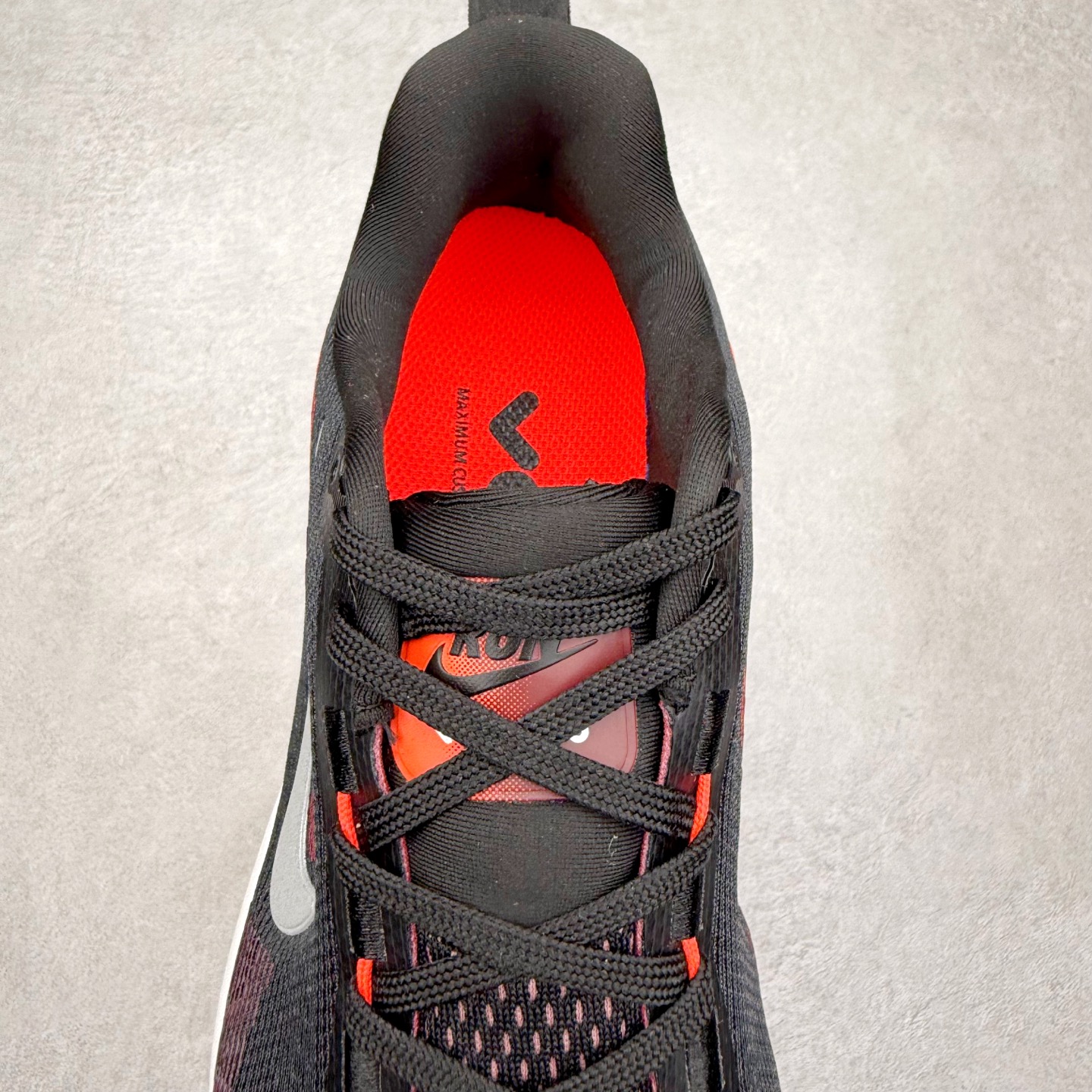 图片[5]-＃纯原福利 NK Air Zoom Vomero 18 轻便舒适公路跑步鞋 质感柔软 弹力充沛 助力一路畅跑 乐享不停 厚实泡绵缔造舒适的回弹效果 铸就出色跑步表现 该鞋款轻盈透气 带你步入舒适新境界 疾速刺激感和非凡舒适脚感交织 定能让跑者在迈步间找到渴望已久的跑步乐趣 自如掌控跑步节奏、配速和里程 足底缓震配置赋予双足柔软舒适感受 助你一路畅跑 缓震设计 在双足触地时有助提供舒适脚感 搭载性能出众的 ZoomX 和 Cushlon 泡绵 营造柔软舒适脚感 助你稳稳迈步 基于跑者反馈 简化中底设计 带来出色舒适感 尺码：36 36.5 37.5 38 38.5 39 40 40.5 41 42 42.5 43 44 44.5 45-选品中心