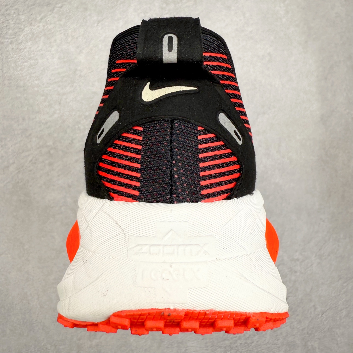 图片[8]-＃纯原福利 NK Air Zoom Vomero 18 轻便舒适公路跑步鞋 质感柔软 弹力充沛 助力一路畅跑 乐享不停 厚实泡绵缔造舒适的回弹效果 铸就出色跑步表现 该鞋款轻盈透气 带你步入舒适新境界 疾速刺激感和非凡舒适脚感交织 定能让跑者在迈步间找到渴望已久的跑步乐趣 自如掌控跑步节奏、配速和里程 足底缓震配置赋予双足柔软舒适感受 助你一路畅跑 缓震设计 在双足触地时有助提供舒适脚感 搭载性能出众的 ZoomX 和 Cushlon 泡绵 营造柔软舒适脚感 助你稳稳迈步 基于跑者反馈 简化中底设计 带来出色舒适感 尺码：36 36.5 37.5 38 38.5 39 40 40.5 41 42 42.5 43 44 44.5 45-选品中心