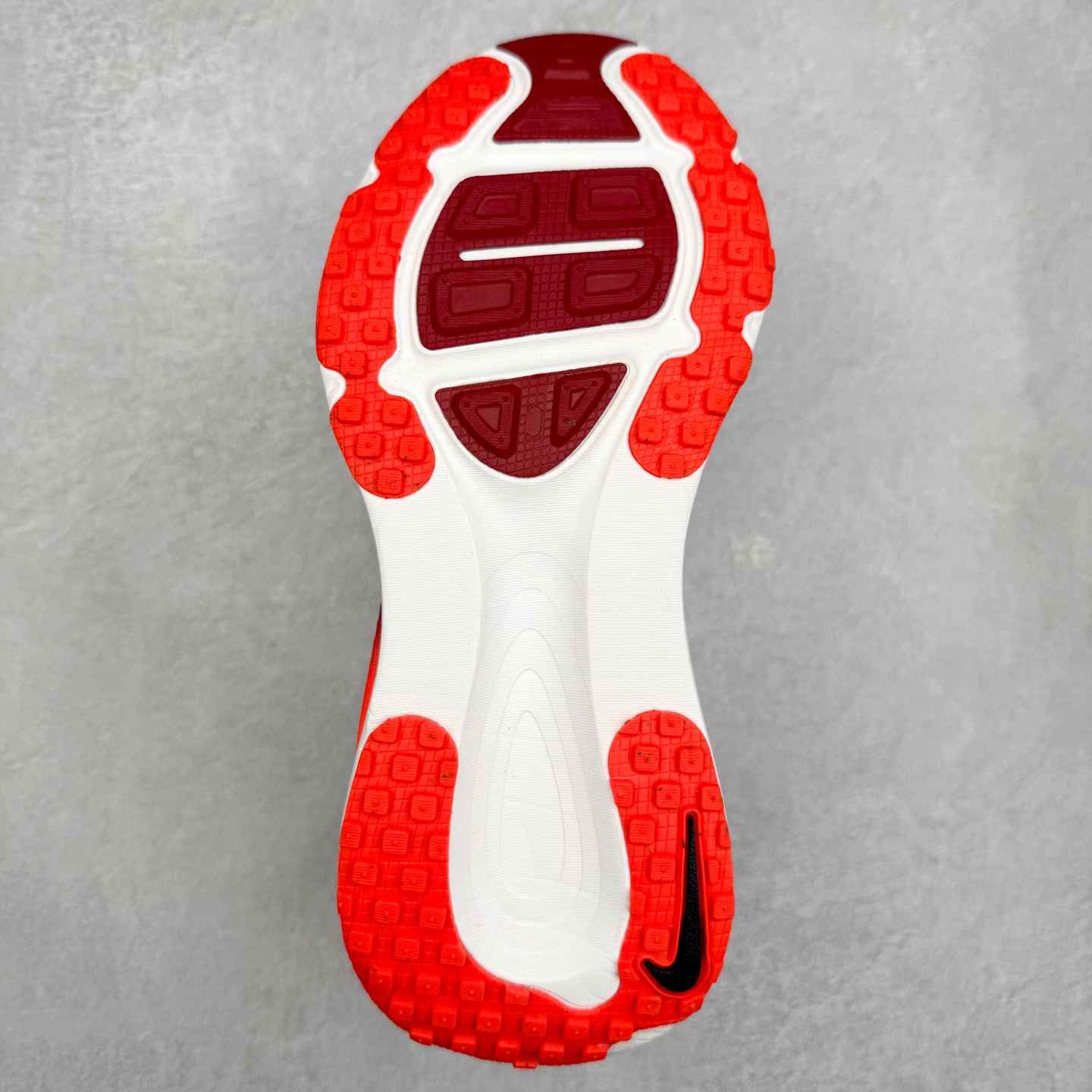 图片[9]-＃纯原福利 NK Air Zoom Vomero 18 轻便舒适公路跑步鞋 质感柔软 弹力充沛 助力一路畅跑 乐享不停 厚实泡绵缔造舒适的回弹效果 铸就出色跑步表现 该鞋款轻盈透气 带你步入舒适新境界 疾速刺激感和非凡舒适脚感交织 定能让跑者在迈步间找到渴望已久的跑步乐趣 自如掌控跑步节奏、配速和里程 足底缓震配置赋予双足柔软舒适感受 助你一路畅跑 缓震设计 在双足触地时有助提供舒适脚感 搭载性能出众的 ZoomX 和 Cushlon 泡绵 营造柔软舒适脚感 助你稳稳迈步 基于跑者反馈 简化中底设计 带来出色舒适感 尺码：36 36.5 37.5 38 38.5 39 40 40.5 41 42 42.5 43 44 44.5 45-选品中心