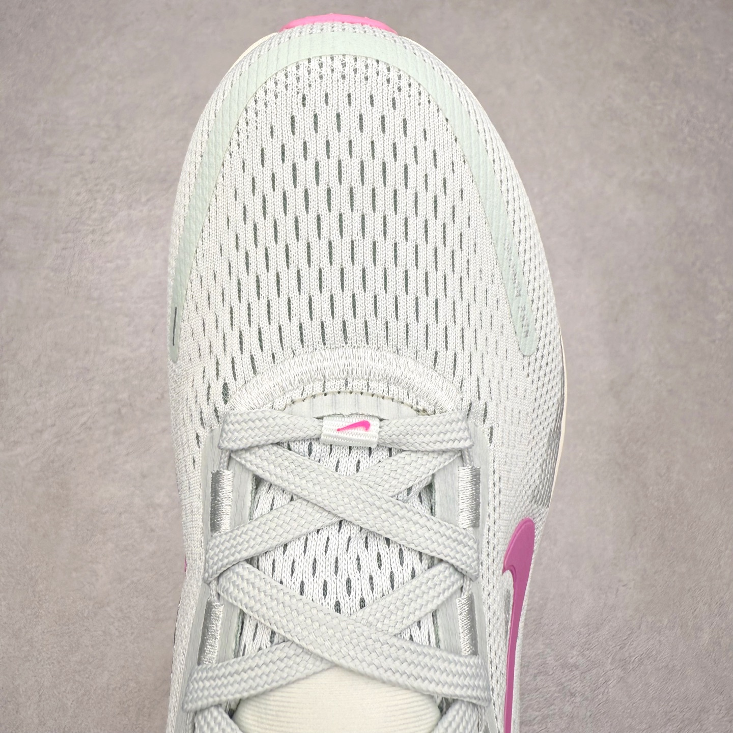 图片[4]-＃纯原福利 NK Air Zoom Vomero 18 轻便舒适公路跑步鞋 质感柔软 弹力充沛 助力一路畅跑 乐享不停 厚实泡绵缔造舒适的回弹效果 铸就出色跑步表现 该鞋款轻盈透气 带你步入舒适新境界 疾速刺激感和非凡舒适脚感交织 定能让跑者在迈步间找到渴望已久的跑步乐趣 自如掌控跑步节奏、配速和里程 足底缓震配置赋予双足柔软舒适感受 助你一路畅跑 缓震设计 在双足触地时有助提供舒适脚感 搭载性能出众的 ZoomX 和 Cushlon 泡绵 营造柔软舒适脚感 助你稳稳迈步 基于跑者反馈 简化中底设计 带来出色舒适感 尺码：36 36.5 37.5 38 38.5 39 40 40.5 41 42 42.5 43 44 44.5 45-选品中心