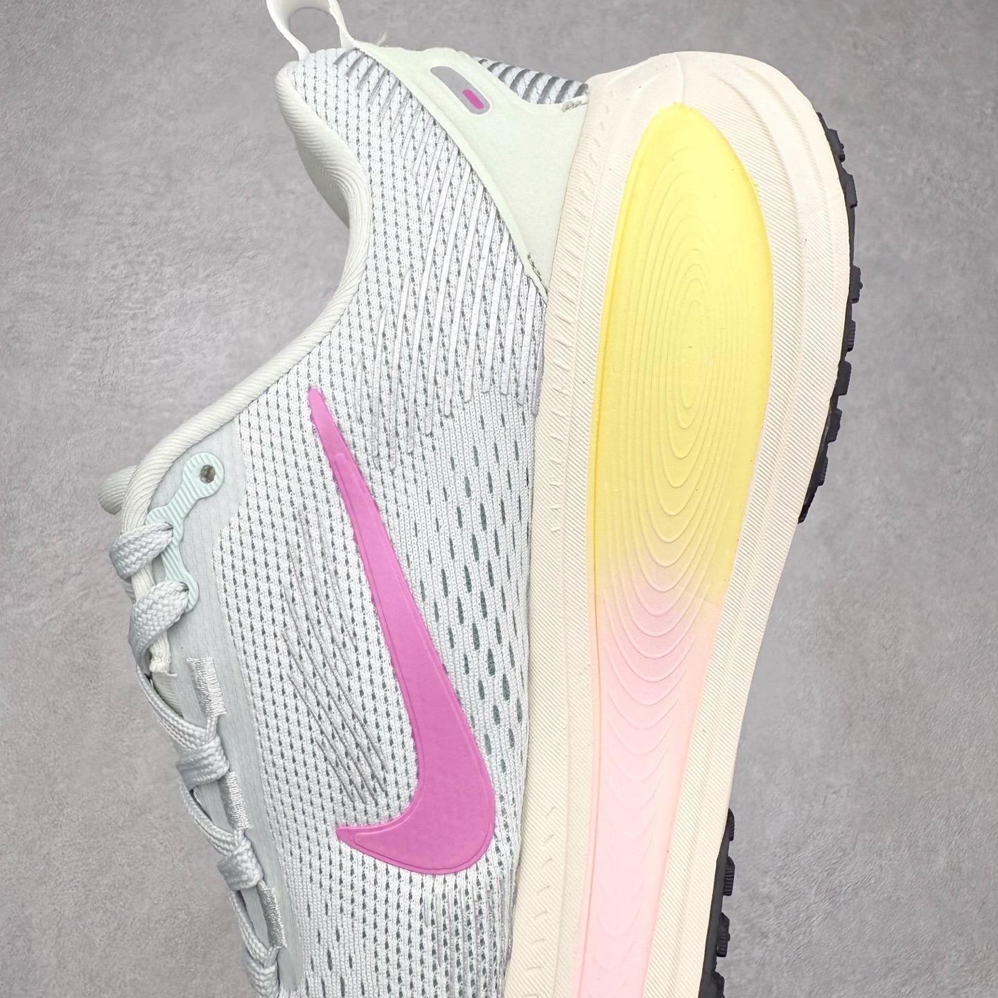 图片[7]-＃纯原福利 NK Air Zoom Vomero 18 轻便舒适公路跑步鞋 质感柔软 弹力充沛 助力一路畅跑 乐享不停 厚实泡绵缔造舒适的回弹效果 铸就出色跑步表现 该鞋款轻盈透气 带你步入舒适新境界 疾速刺激感和非凡舒适脚感交织 定能让跑者在迈步间找到渴望已久的跑步乐趣 自如掌控跑步节奏、配速和里程 足底缓震配置赋予双足柔软舒适感受 助你一路畅跑 缓震设计 在双足触地时有助提供舒适脚感 搭载性能出众的 ZoomX 和 Cushlon 泡绵 营造柔软舒适脚感 助你稳稳迈步 基于跑者反馈 简化中底设计 带来出色舒适感 尺码：36 36.5 37.5 38 38.5 39 40 40.5 41 42 42.5 43 44 44.5 45-选品中心