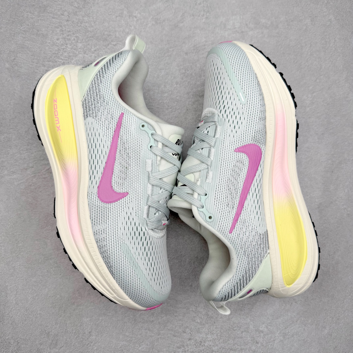 图片[3]-＃纯原福利 NK Air Zoom Vomero 18 轻便舒适公路跑步鞋 质感柔软 弹力充沛 助力一路畅跑 乐享不停 厚实泡绵缔造舒适的回弹效果 铸就出色跑步表现 该鞋款轻盈透气 带你步入舒适新境界 疾速刺激感和非凡舒适脚感交织 定能让跑者在迈步间找到渴望已久的跑步乐趣 自如掌控跑步节奏、配速和里程 足底缓震配置赋予双足柔软舒适感受 助你一路畅跑 缓震设计 在双足触地时有助提供舒适脚感 搭载性能出众的 ZoomX 和 Cushlon 泡绵 营造柔软舒适脚感 助你稳稳迈步 基于跑者反馈 简化中底设计 带来出色舒适感 尺码：36 36.5 37.5 38 38.5 39 40 40.5 41 42 42.5 43 44 44.5 45-选品中心