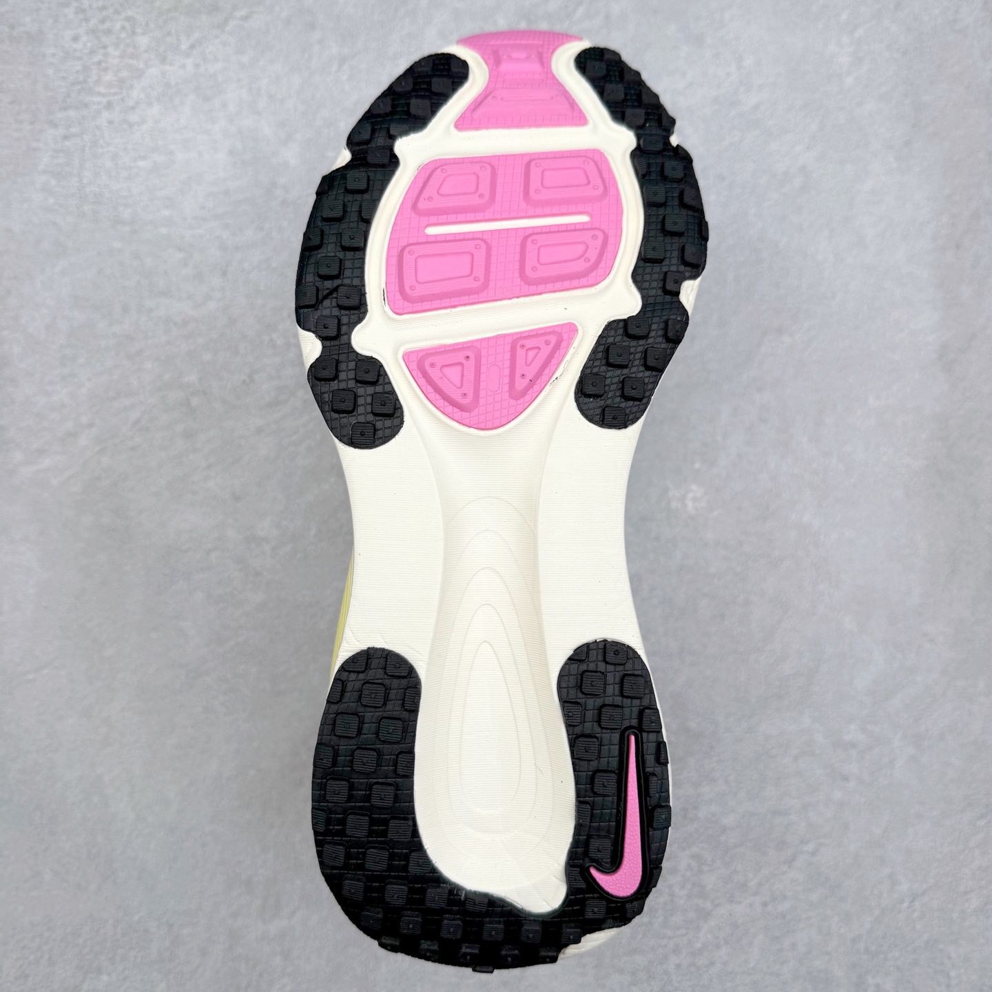 图片[9]-＃纯原福利 NK Air Zoom Vomero 18 轻便舒适公路跑步鞋 质感柔软 弹力充沛 助力一路畅跑 乐享不停 厚实泡绵缔造舒适的回弹效果 铸就出色跑步表现 该鞋款轻盈透气 带你步入舒适新境界 疾速刺激感和非凡舒适脚感交织 定能让跑者在迈步间找到渴望已久的跑步乐趣 自如掌控跑步节奏、配速和里程 足底缓震配置赋予双足柔软舒适感受 助你一路畅跑 缓震设计 在双足触地时有助提供舒适脚感 搭载性能出众的 ZoomX 和 Cushlon 泡绵 营造柔软舒适脚感 助你稳稳迈步 基于跑者反馈 简化中底设计 带来出色舒适感 尺码：36 36.5 37.5 38 38.5 39 40 40.5 41 42 42.5 43 44 44.5 45-选品中心