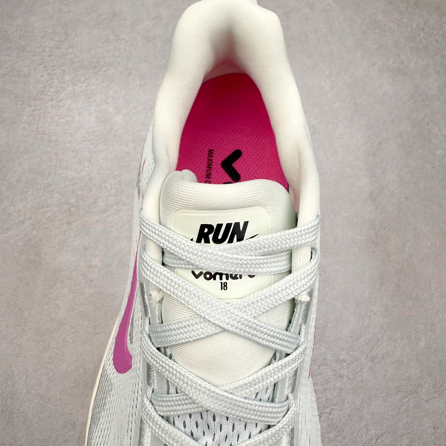 图片[5]-＃纯原福利 NK Air Zoom Vomero 18 轻便舒适公路跑步鞋 质感柔软 弹力充沛 助力一路畅跑 乐享不停 厚实泡绵缔造舒适的回弹效果 铸就出色跑步表现 该鞋款轻盈透气 带你步入舒适新境界 疾速刺激感和非凡舒适脚感交织 定能让跑者在迈步间找到渴望已久的跑步乐趣 自如掌控跑步节奏、配速和里程 足底缓震配置赋予双足柔软舒适感受 助你一路畅跑 缓震设计 在双足触地时有助提供舒适脚感 搭载性能出众的 ZoomX 和 Cushlon 泡绵 营造柔软舒适脚感 助你稳稳迈步 基于跑者反馈 简化中底设计 带来出色舒适感 尺码：36 36.5 37.5 38 38.5 39 40 40.5 41 42 42.5 43 44 44.5 45-选品中心