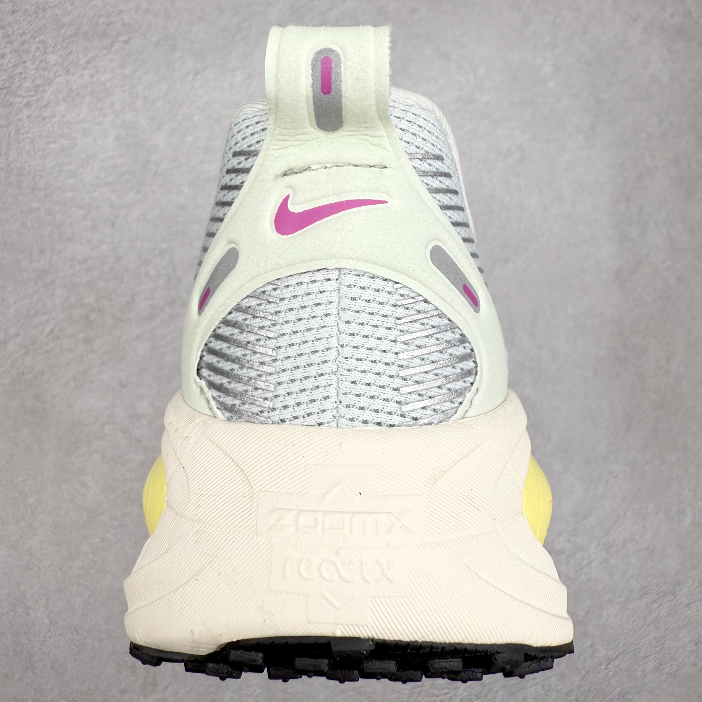 图片[8]-＃纯原福利 NK Air Zoom Vomero 18 轻便舒适公路跑步鞋 质感柔软 弹力充沛 助力一路畅跑 乐享不停 厚实泡绵缔造舒适的回弹效果 铸就出色跑步表现 该鞋款轻盈透气 带你步入舒适新境界 疾速刺激感和非凡舒适脚感交织 定能让跑者在迈步间找到渴望已久的跑步乐趣 自如掌控跑步节奏、配速和里程 足底缓震配置赋予双足柔软舒适感受 助你一路畅跑 缓震设计 在双足触地时有助提供舒适脚感 搭载性能出众的 ZoomX 和 Cushlon 泡绵 营造柔软舒适脚感 助你稳稳迈步 基于跑者反馈 简化中底设计 带来出色舒适感 尺码：36 36.5 37.5 38 38.5 39 40 40.5 41 42 42.5 43 44 44.5 45-选品中心