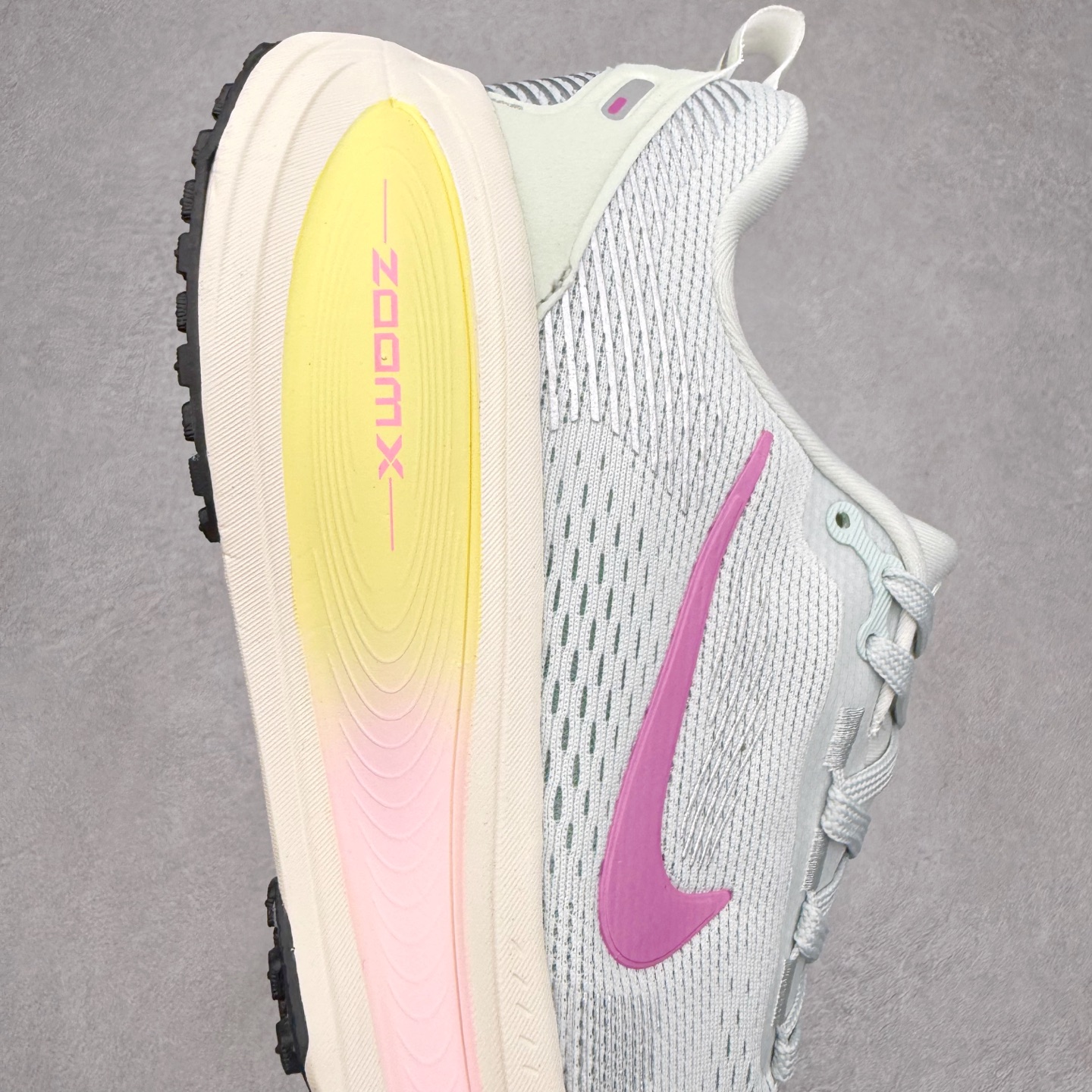 图片[6]-＃纯原福利 NK Air Zoom Vomero 18 轻便舒适公路跑步鞋 质感柔软 弹力充沛 助力一路畅跑 乐享不停 厚实泡绵缔造舒适的回弹效果 铸就出色跑步表现 该鞋款轻盈透气 带你步入舒适新境界 疾速刺激感和非凡舒适脚感交织 定能让跑者在迈步间找到渴望已久的跑步乐趣 自如掌控跑步节奏、配速和里程 足底缓震配置赋予双足柔软舒适感受 助你一路畅跑 缓震设计 在双足触地时有助提供舒适脚感 搭载性能出众的 ZoomX 和 Cushlon 泡绵 营造柔软舒适脚感 助你稳稳迈步 基于跑者反馈 简化中底设计 带来出色舒适感 尺码：36 36.5 37.5 38 38.5 39 40 40.5 41 42 42.5 43 44 44.5 45-选品中心