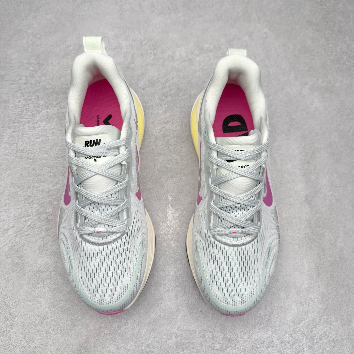 图片[2]-＃纯原福利 NK Air Zoom Vomero 18 轻便舒适公路跑步鞋 质感柔软 弹力充沛 助力一路畅跑 乐享不停 厚实泡绵缔造舒适的回弹效果 铸就出色跑步表现 该鞋款轻盈透气 带你步入舒适新境界 疾速刺激感和非凡舒适脚感交织 定能让跑者在迈步间找到渴望已久的跑步乐趣 自如掌控跑步节奏、配速和里程 足底缓震配置赋予双足柔软舒适感受 助你一路畅跑 缓震设计 在双足触地时有助提供舒适脚感 搭载性能出众的 ZoomX 和 Cushlon 泡绵 营造柔软舒适脚感 助你稳稳迈步 基于跑者反馈 简化中底设计 带来出色舒适感 尺码：36 36.5 37.5 38 38.5 39 40 40.5 41 42 42.5 43 44 44.5 45-选品中心