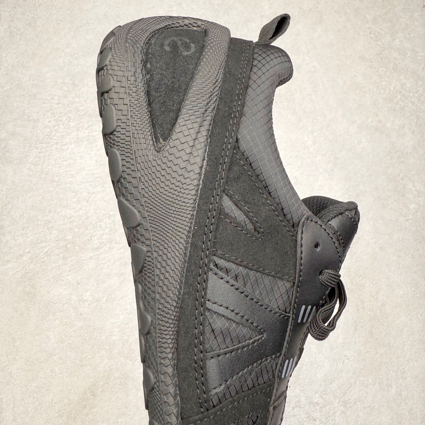 图片[6]-Ecco 爱步 BIOM LITE 皮革系带时尚耐磨低帮 户外功能鞋 ECCO以三大核心特征为依托：北欧设计风格、鞋履制作、积极的生活方式。北欧设计风格：北欧设计特点是独特、有格调、实用和简约，并且品质优良。鞋履制作：ECCO钟爱鞋履制作以及一切与鞋履制作相关的事物。积极的生活方式：ECCO的创始人希望制作出的鞋履无需磨合，即可完美贴合脚型，帮助人们享受行走的乐趣。ECCO的成功源自其产品质量和创新的技术水平，恪守“鞋遵循双足”的设计理念，将的舒适度和风格融为一体。ECCO跑遍全世界寻找创新的原料。从制革制鞋一体化的设置，源头上控制皮革质量，确保对人体无害。 尺码：36 37 38 39 40 41 42 43 44 45（皮鞋码）-选品中心