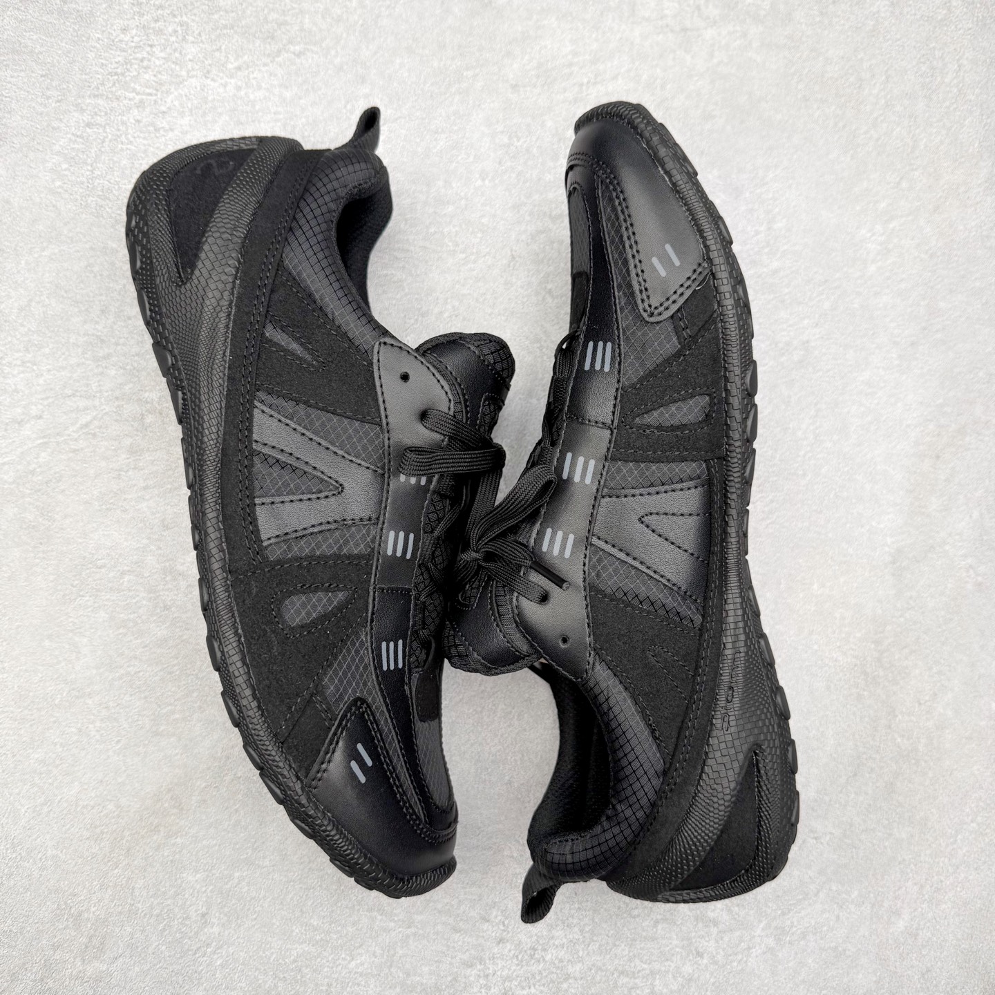 图片[3]-Ecco 爱步 BIOM LITE 皮革系带时尚耐磨低帮 户外功能鞋 ECCO以三大核心特征为依托：北欧设计风格、鞋履制作、积极的生活方式。北欧设计风格：北欧设计特点是独特、有格调、实用和简约，并且品质优良。鞋履制作：ECCO钟爱鞋履制作以及一切与鞋履制作相关的事物。积极的生活方式：ECCO的创始人希望制作出的鞋履无需磨合，即可完美贴合脚型，帮助人们享受行走的乐趣。ECCO的成功源自其产品质量和创新的技术水平，恪守“鞋遵循双足”的设计理念，将的舒适度和风格融为一体。ECCO跑遍全世界寻找创新的原料。从制革制鞋一体化的设置，源头上控制皮革质量，确保对人体无害。 尺码：36 37 38 39 40 41 42 43 44 45（皮鞋码）-选品中心