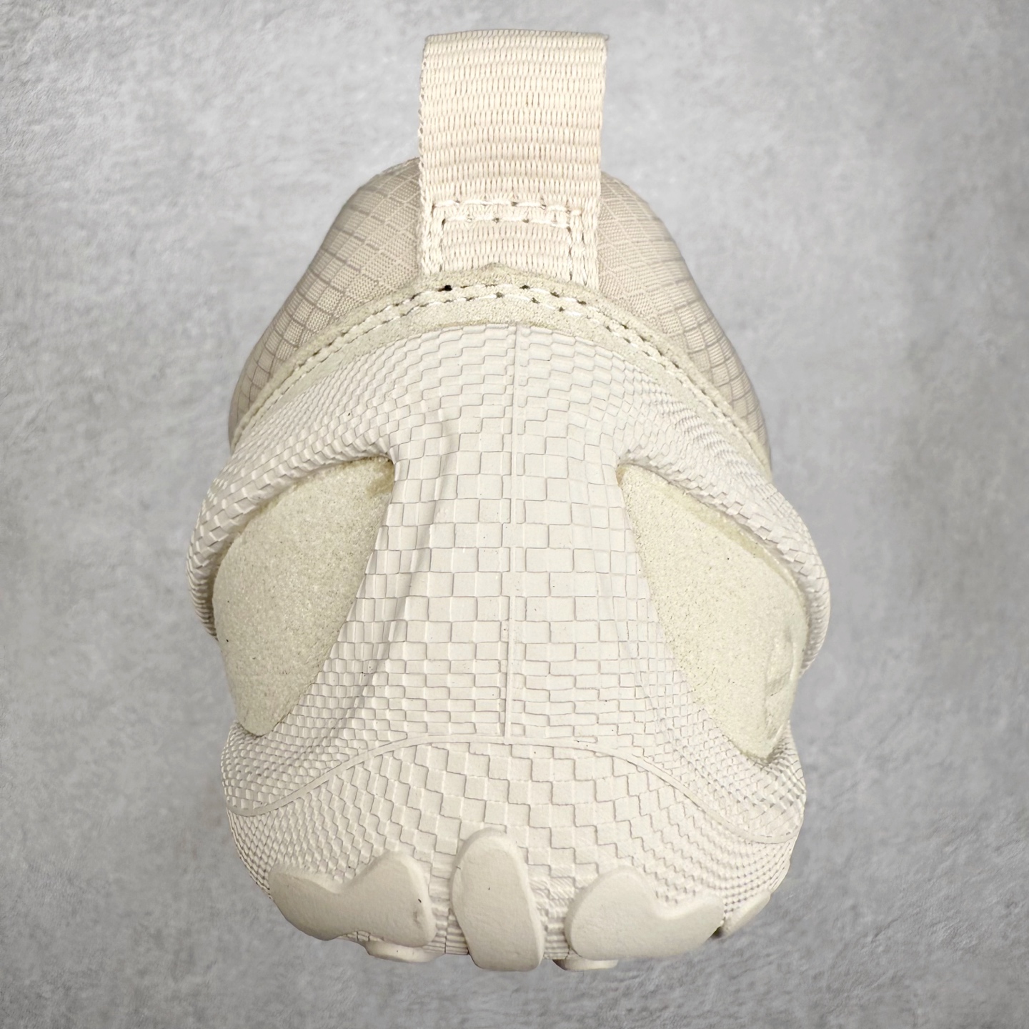 图片[8]-Ecco 爱步 BIOM LITE 皮革系带时尚耐磨低帮 户外功能鞋 ECCO以三大核心特征为依托：北欧设计风格、鞋履制作、积极的生活方式。北欧设计风格：北欧设计特点是独特、有格调、实用和简约，并且品质优良。鞋履制作：ECCO钟爱鞋履制作以及一切与鞋履制作相关的事物。积极的生活方式：ECCO的创始人希望制作出的鞋履无需磨合，即可完美贴合脚型，帮助人们享受行走的乐趣。ECCO的成功源自其产品质量和创新的技术水平，恪守“鞋遵循双足”的设计理念，将的舒适度和风格融为一体。ECCO跑遍全世界寻找创新的原料。从制革制鞋一体化的设置，源头上控制皮革质量，确保对人体无害。 尺码：36 37 38 39 40 41 42 43 44 45（皮鞋码）-选品中心