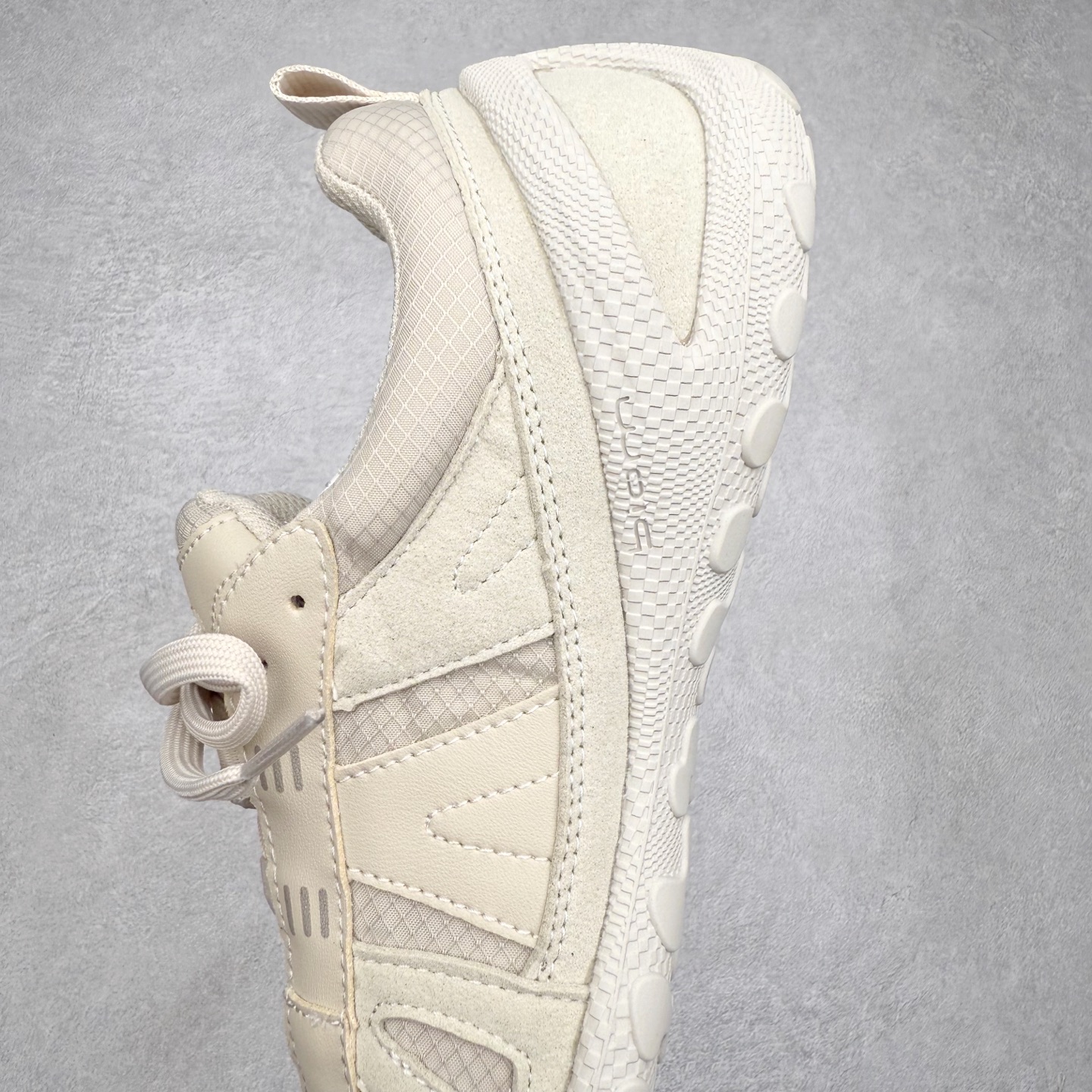 图片[7]-Ecco 爱步 BIOM LITE 皮革系带时尚耐磨低帮 户外功能鞋 ECCO以三大核心特征为依托：北欧设计风格、鞋履制作、积极的生活方式。北欧设计风格：北欧设计特点是独特、有格调、实用和简约，并且品质优良。鞋履制作：ECCO钟爱鞋履制作以及一切与鞋履制作相关的事物。积极的生活方式：ECCO的创始人希望制作出的鞋履无需磨合，即可完美贴合脚型，帮助人们享受行走的乐趣。ECCO的成功源自其产品质量和创新的技术水平，恪守“鞋遵循双足”的设计理念，将的舒适度和风格融为一体。ECCO跑遍全世界寻找创新的原料。从制革制鞋一体化的设置，源头上控制皮革质量，确保对人体无害。 尺码：36 37 38 39 40 41 42 43 44 45（皮鞋码）-选品中心