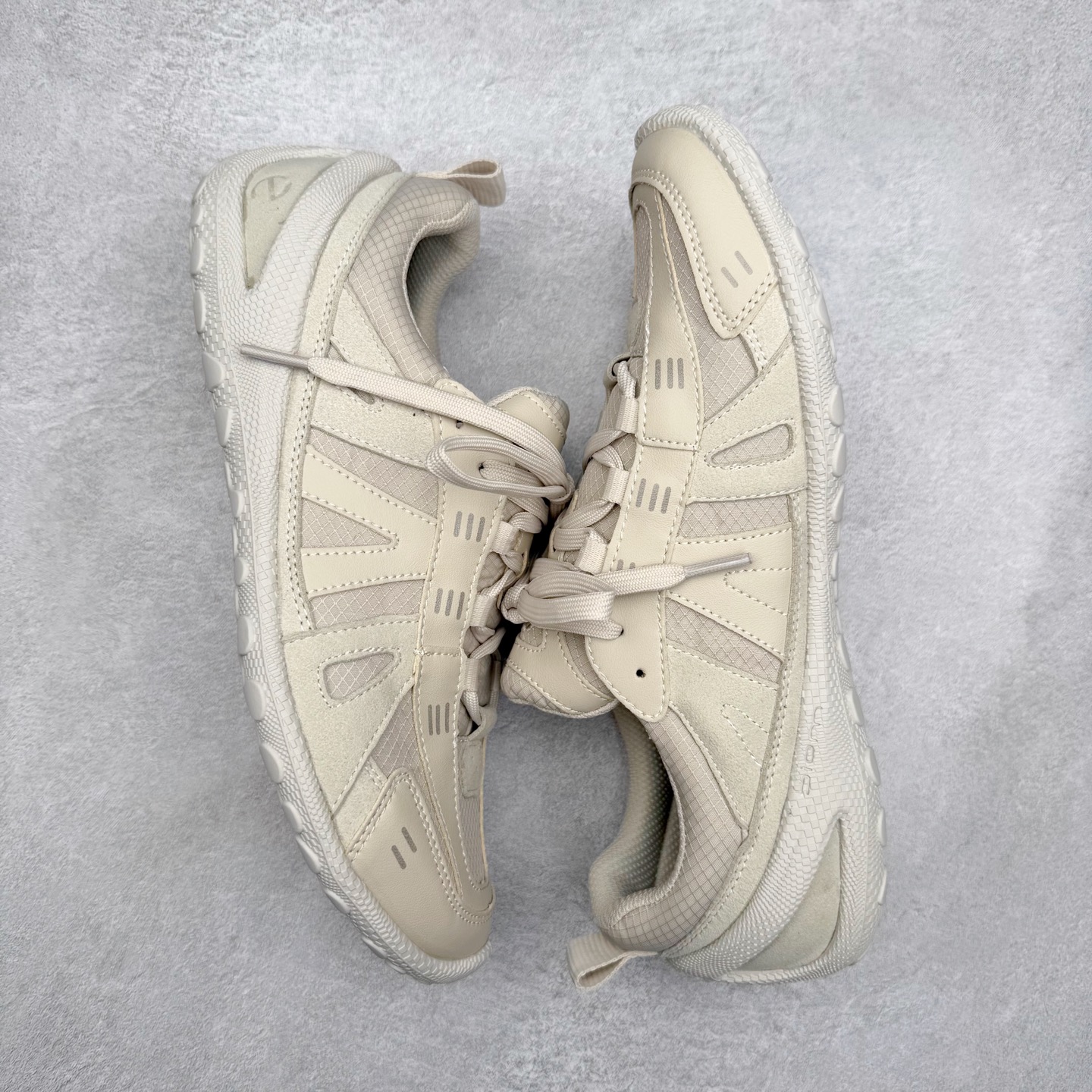 图片[3]-Ecco 爱步 BIOM LITE 皮革系带时尚耐磨低帮 户外功能鞋 ECCO以三大核心特征为依托：北欧设计风格、鞋履制作、积极的生活方式。北欧设计风格：北欧设计特点是独特、有格调、实用和简约，并且品质优良。鞋履制作：ECCO钟爱鞋履制作以及一切与鞋履制作相关的事物。积极的生活方式：ECCO的创始人希望制作出的鞋履无需磨合，即可完美贴合脚型，帮助人们享受行走的乐趣。ECCO的成功源自其产品质量和创新的技术水平，恪守“鞋遵循双足”的设计理念，将的舒适度和风格融为一体。ECCO跑遍全世界寻找创新的原料。从制革制鞋一体化的设置，源头上控制皮革质量，确保对人体无害。 尺码：36 37 38 39 40 41 42 43 44 45（皮鞋码）-选品中心